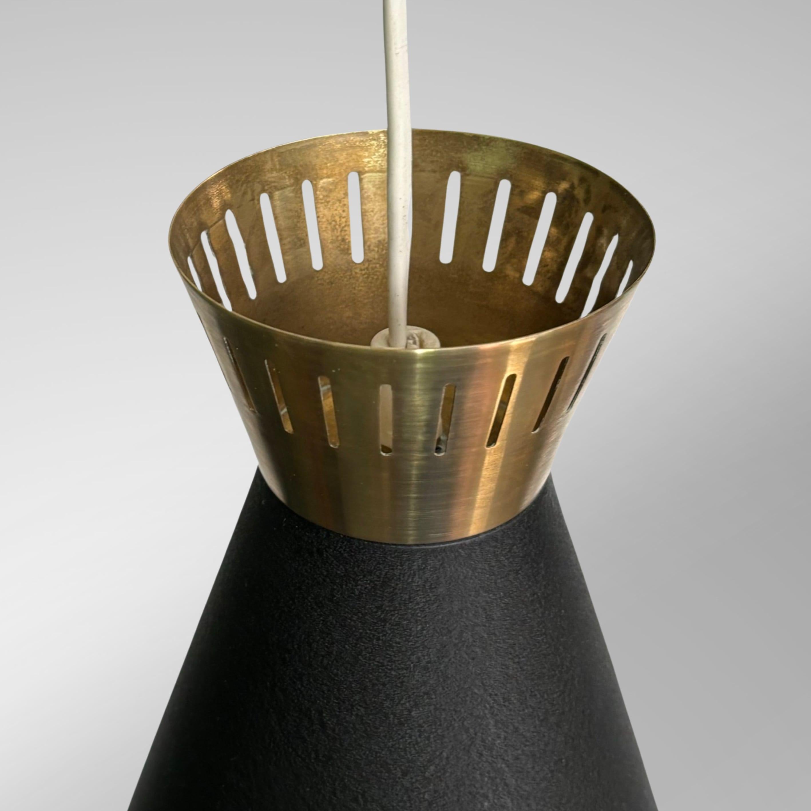 Alluminio Lampada a sospensione scandinava a doppio cono diabolo della metà del secolo scorso, Svezia, anni '50 in vendita