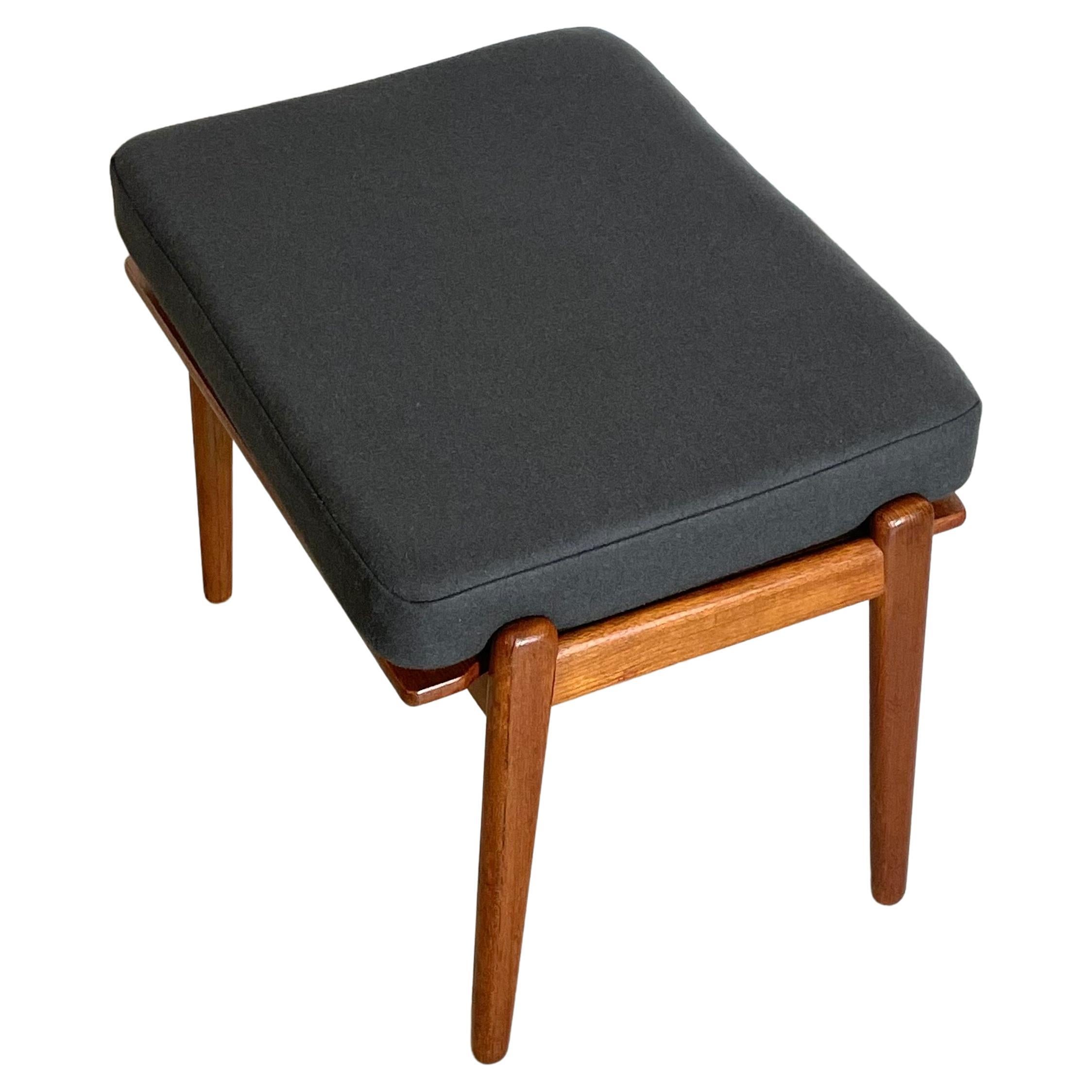 Seltener Sessel Modell 563, entworfen von Frederik Kayser für Vatne in Norwegen in den 1950er Jahren. Restauriert und mit neuen Sitzkissen in einem edlen abnehmbaren Bezug aus 100% Schurwolle ausgestattet.

Abmessungen: 75 x 66 x 79 cm

Wir können