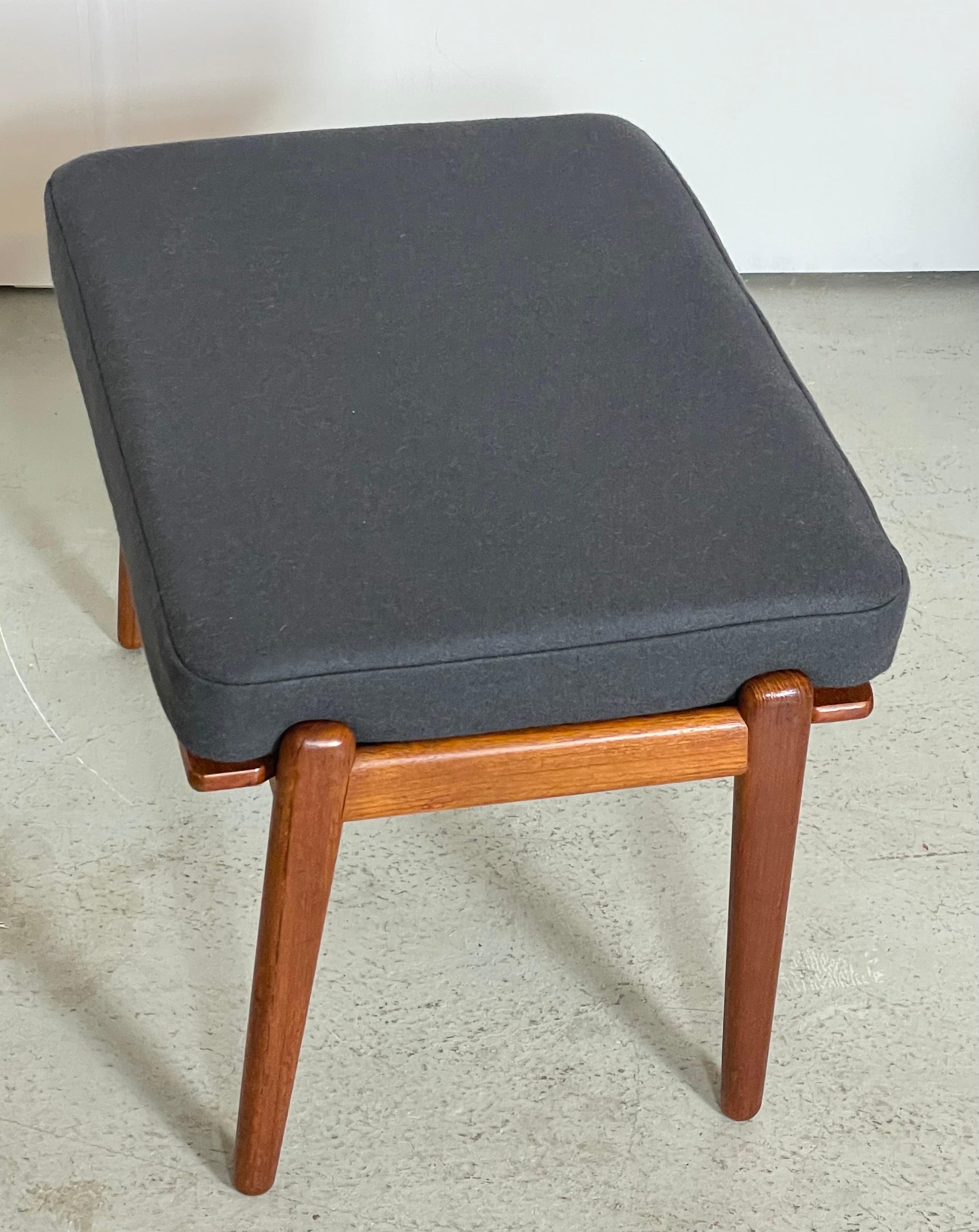 Tissu d'ameublement Fauteuil scandinave du milieu du siècle dernier de Fredrik Kayser en teck des années 1960 en vente