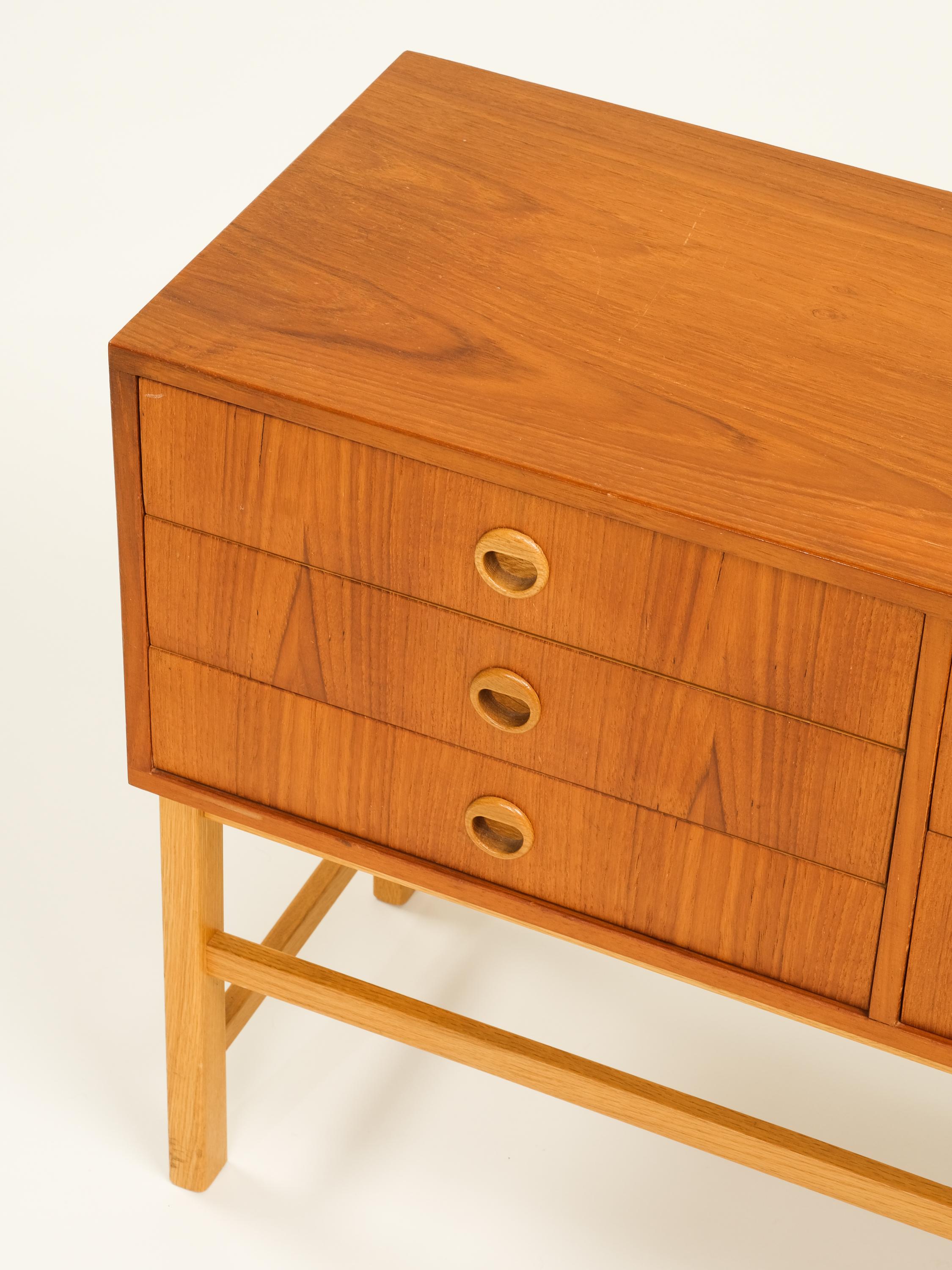 Scandinavian Mid-Century Five Drawer Console Table in Teak & Oak In Good Condition For Sale In Karis, Nyland
