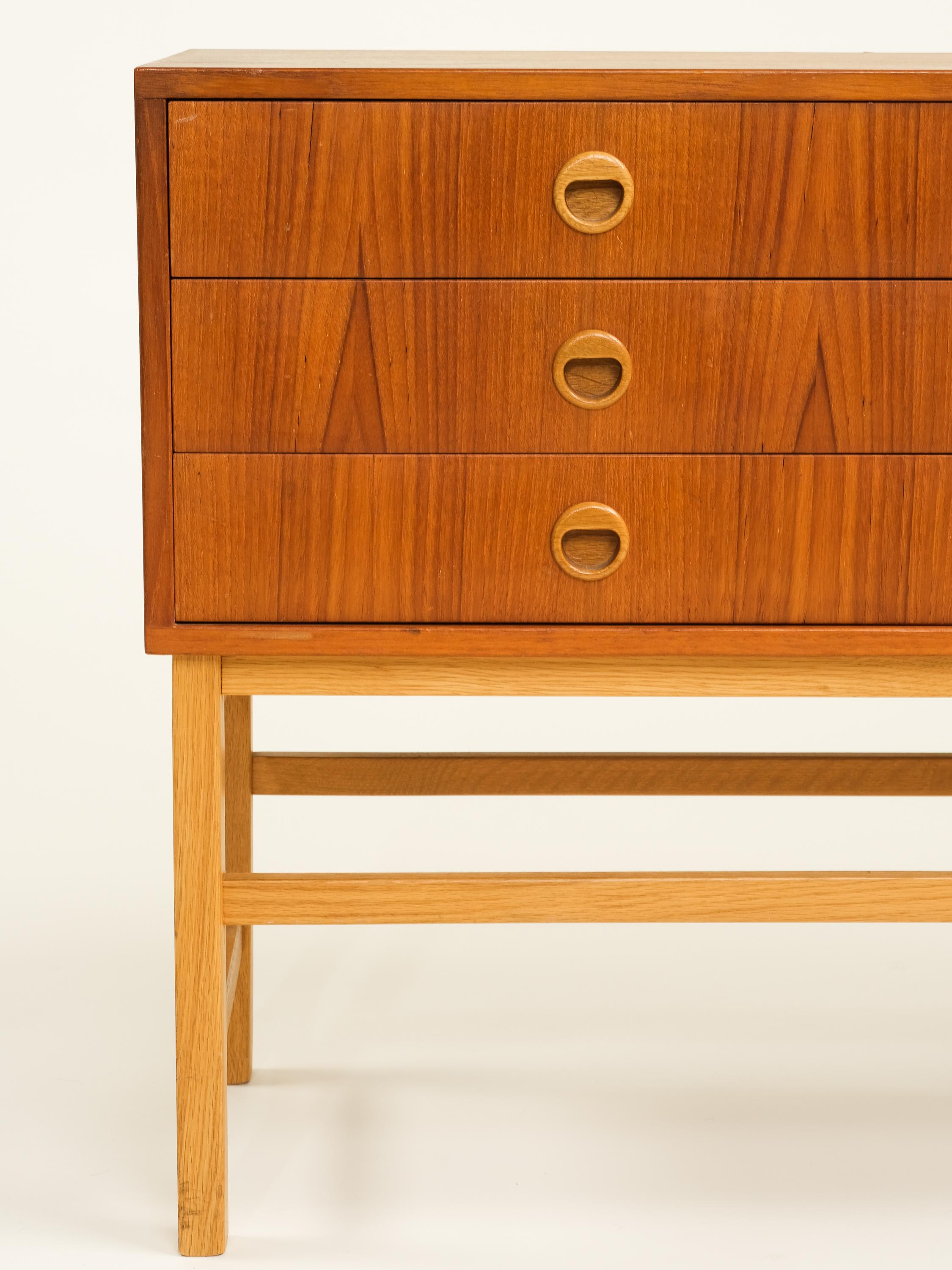 Scandinavian Mid-Century Five Drawer Console Table in Teak & Oak For Sale 3