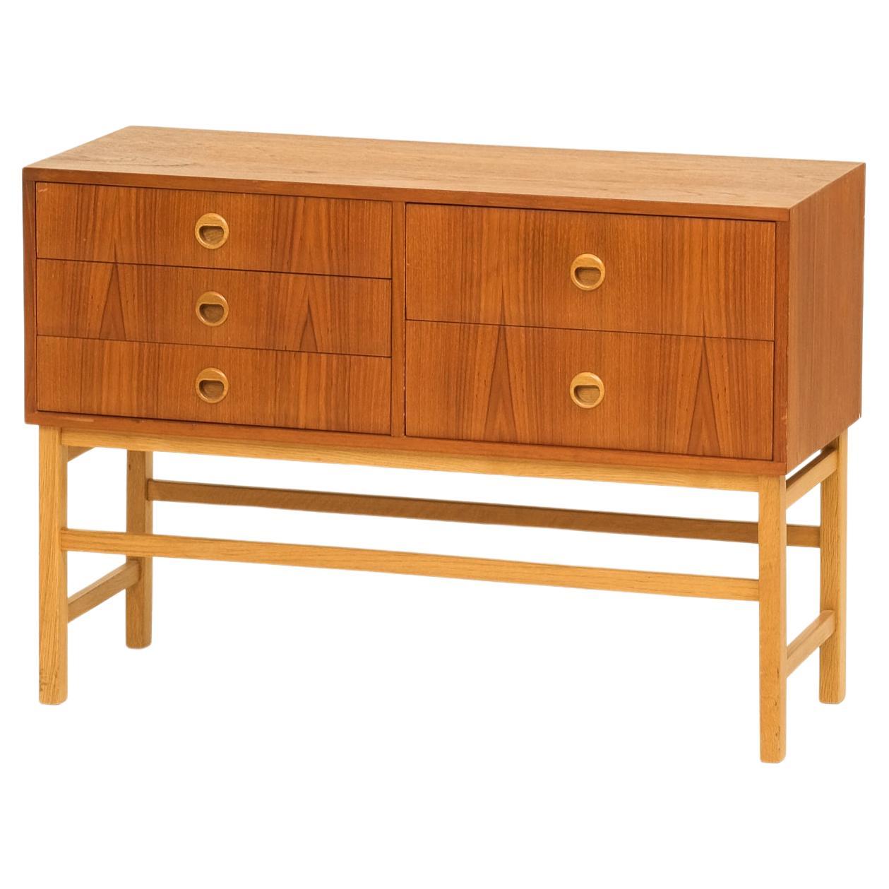 Table console scandinave du milieu du siècle dernier à cinq tiroirs en teck et chêne