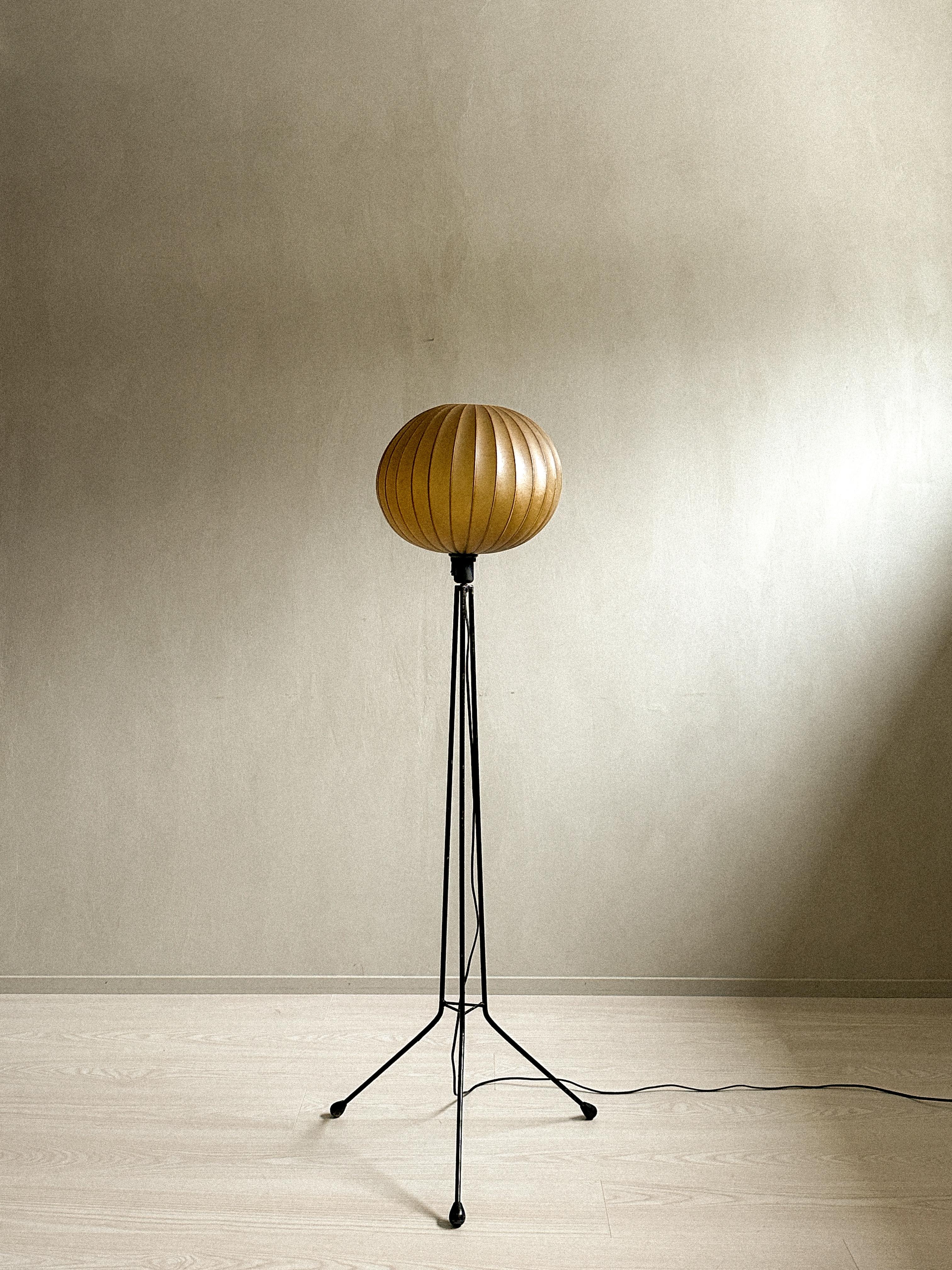 A beautiful mid-century Scandinavian lamp by Anonymous designer, with black metal tripod legs and round original cocoon shade. 

The electric wiring is original from the 50s with a EU standard wall plug.

Wear consistent with age and use. Scratches,