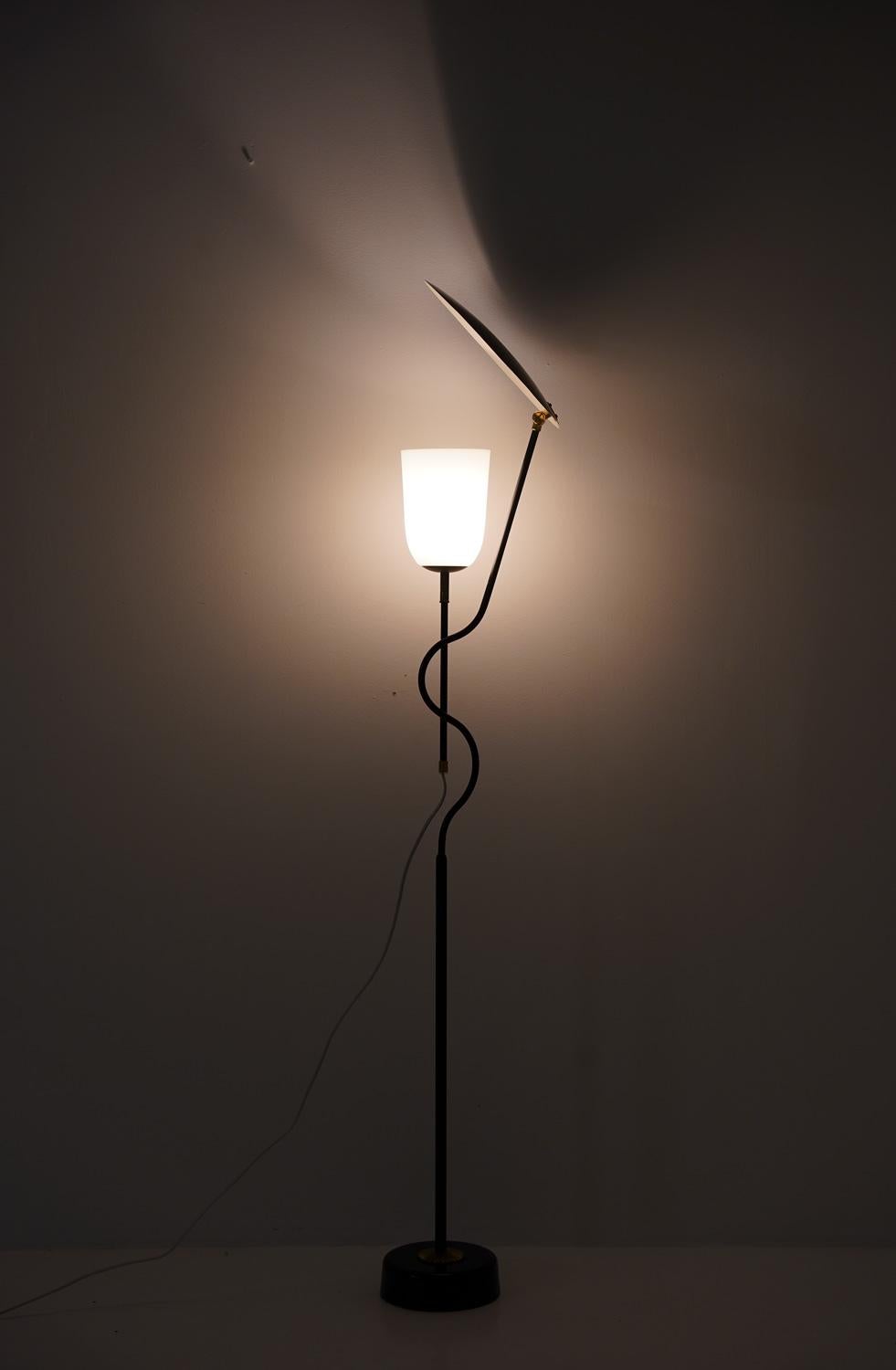Scandinavian Mid Century Floor Lamp in Metal and Brass For Sale 4