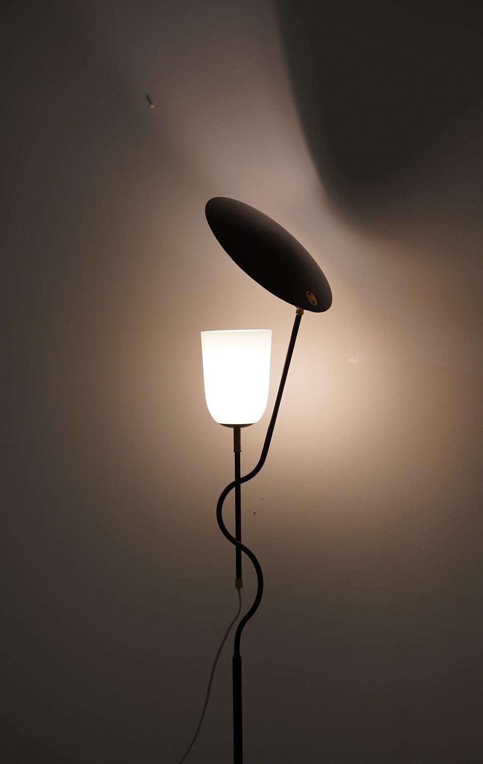Scandinavian Mid Century Floor Lamp in Metal and Brass For Sale 5