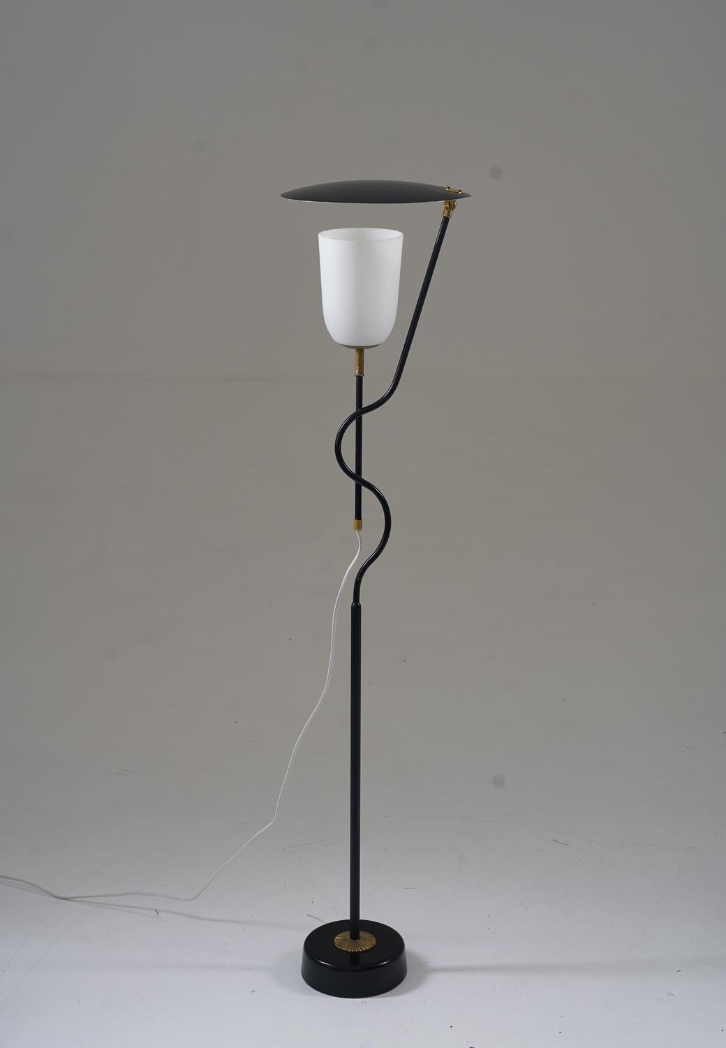 Rara e spettacolare lampada da terra uplight di un produttore svedese sconosciuto.
Questa piccola lampada è dotata di un'unica fonte luminosa, nascosta da un paralume in vetro opalino con un riflettore in metallo per regolare la luce. 

Condizioni: