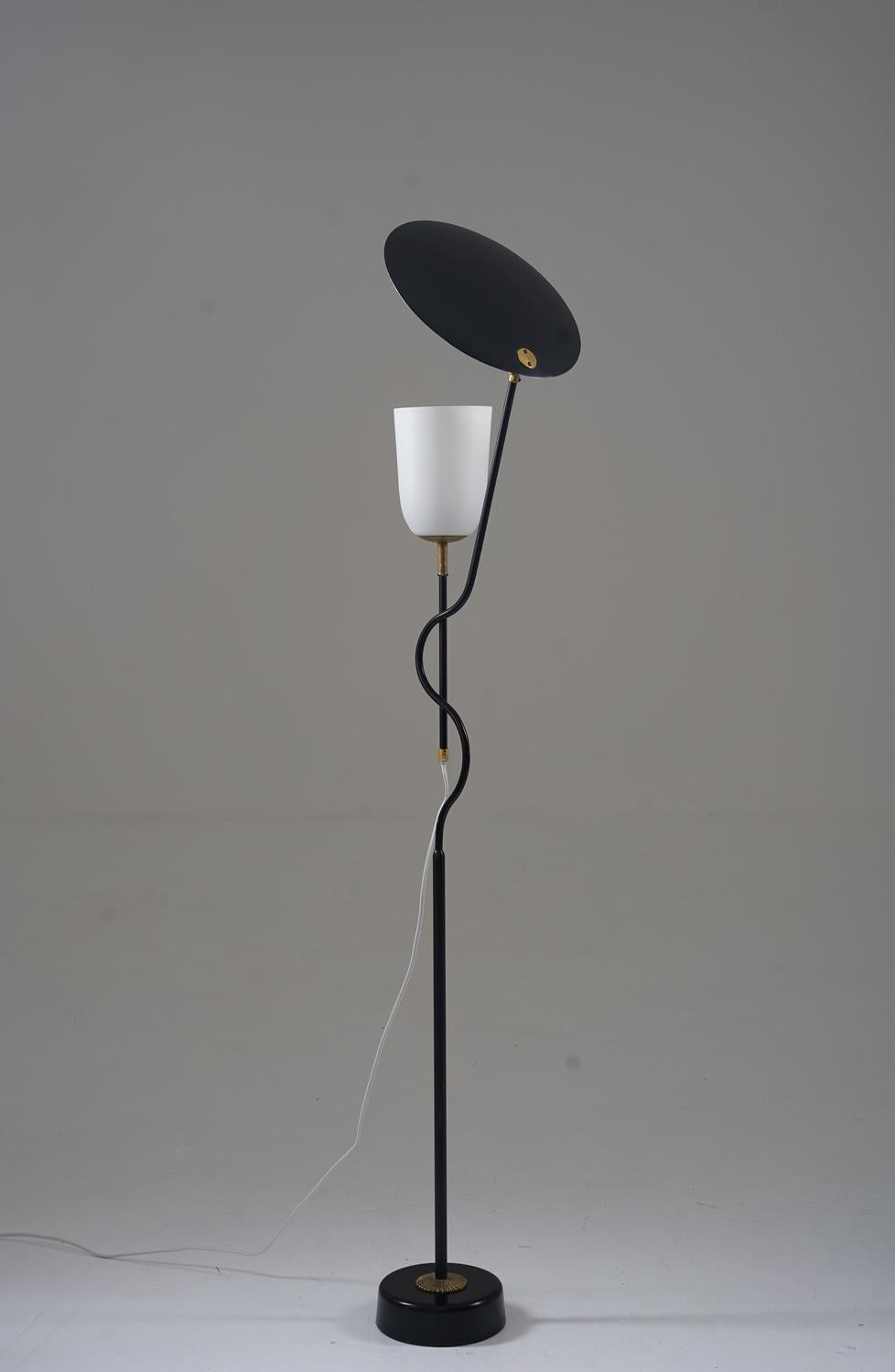 Svedese Lampada da terra scandinava di metà secolo in metallo e ottone in vendita