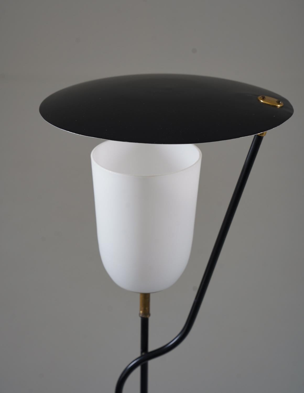Scandinavian Mid Century Floor Lamp in Metal and Brass For Sale 1