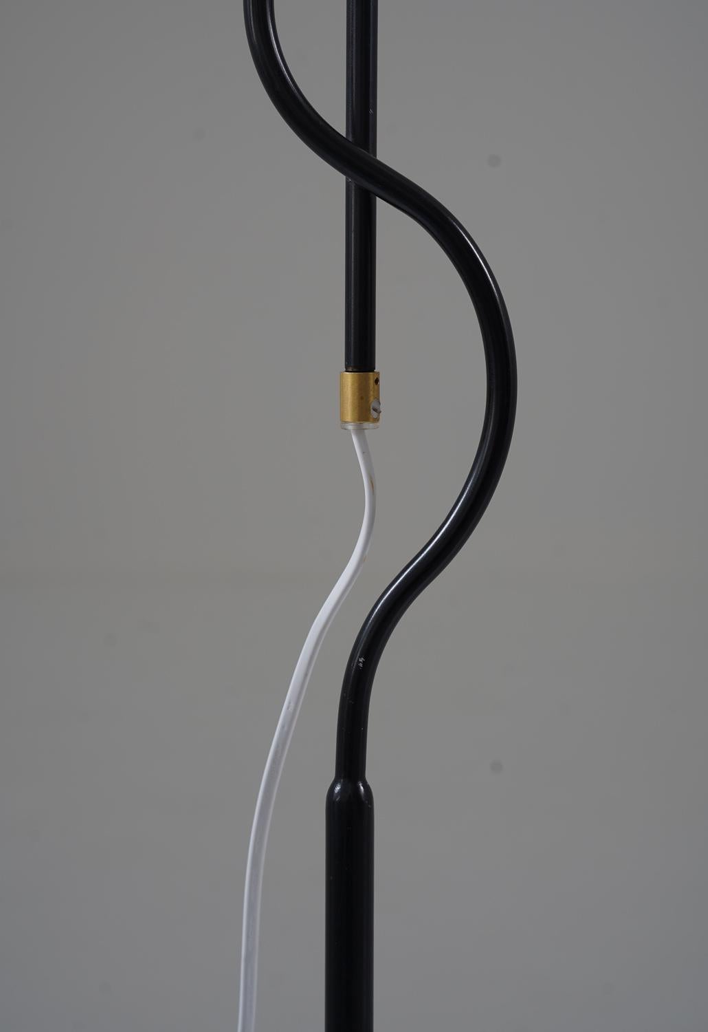 Lampada da terra scandinava di metà secolo in metallo e ottone in vendita 1