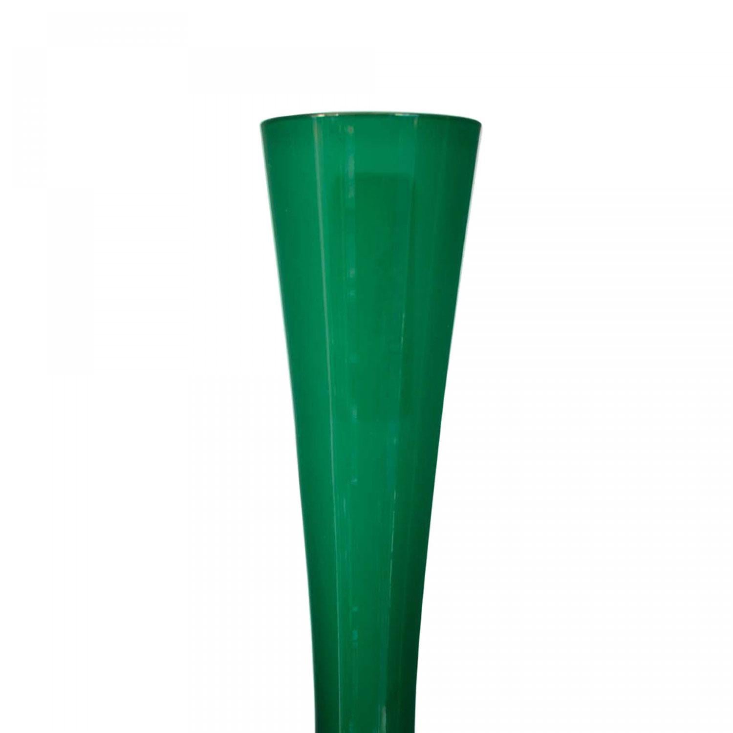 Vaso scandinavo di metà secolo a base larga in vetro incamiciato verde e bianco con un lungo collo affusolato