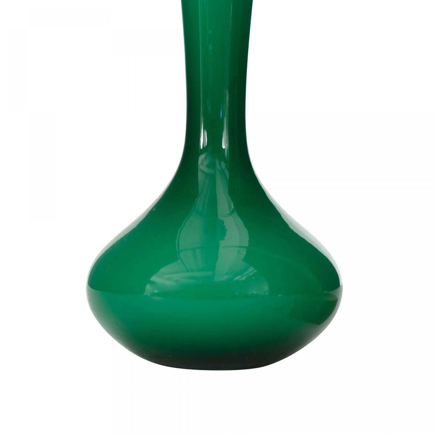 Moderno Scandinavian Mid-Century Green and White Glass Vase in vendita