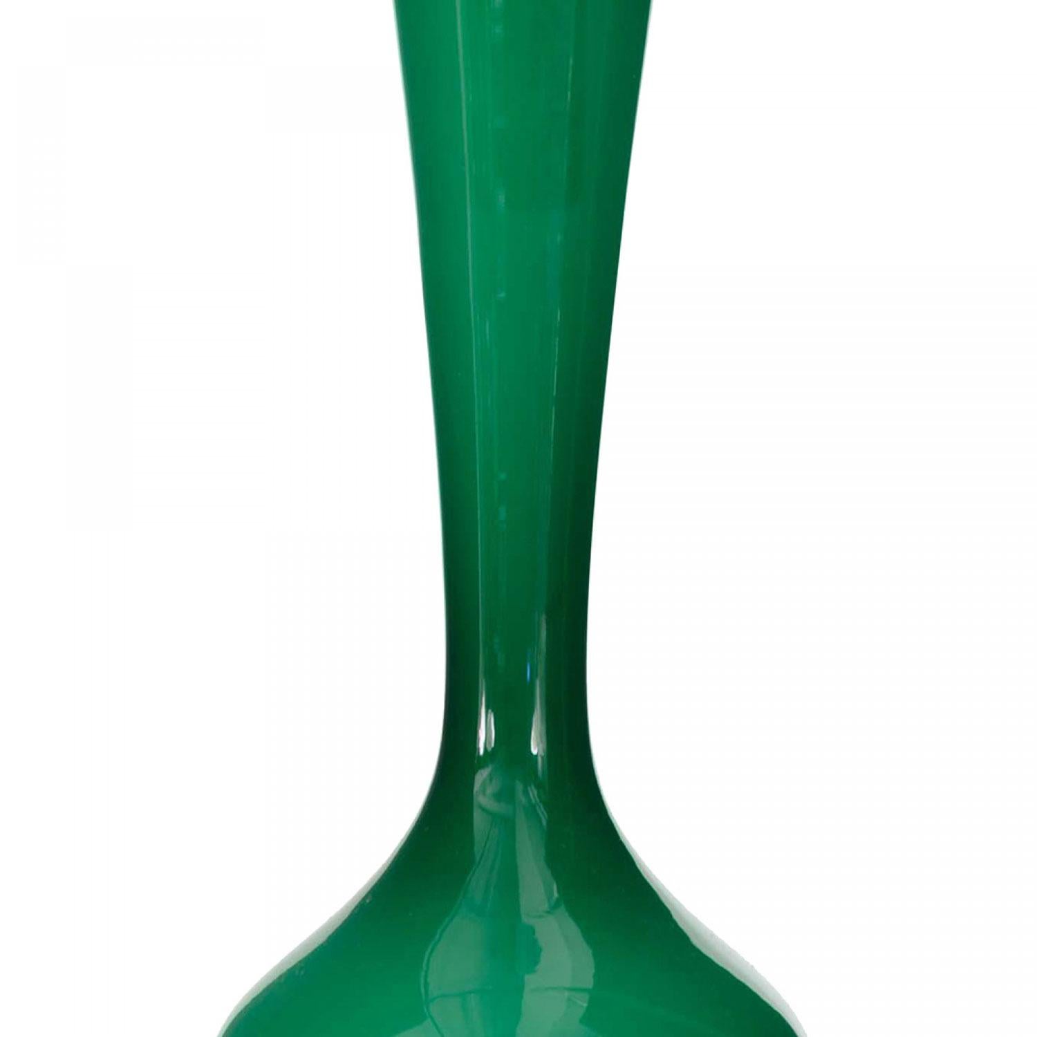 Scandinavo Scandinavian Mid-Century Green and White Glass Vase in vendita