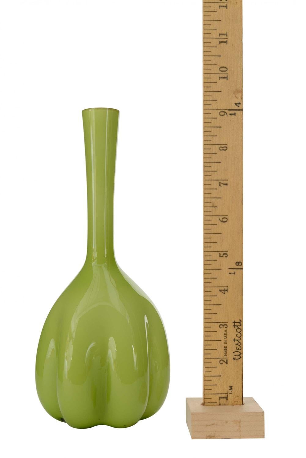 Vaso a bocciolo scandinavo di metà secolo in vetro verde chiaro e bianco con fondo smerlato e collo lungo e affusolato