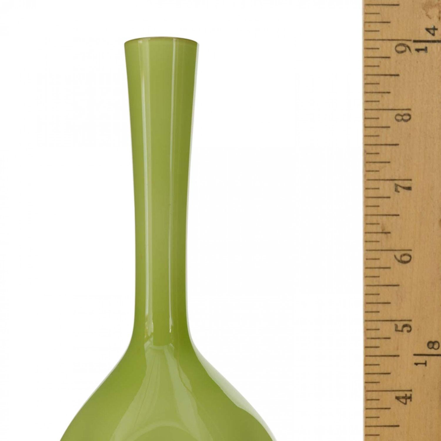 Scandinavian Mid-Century Green Glass Bud Vase In condizioni buone in vendita a Queens, NY