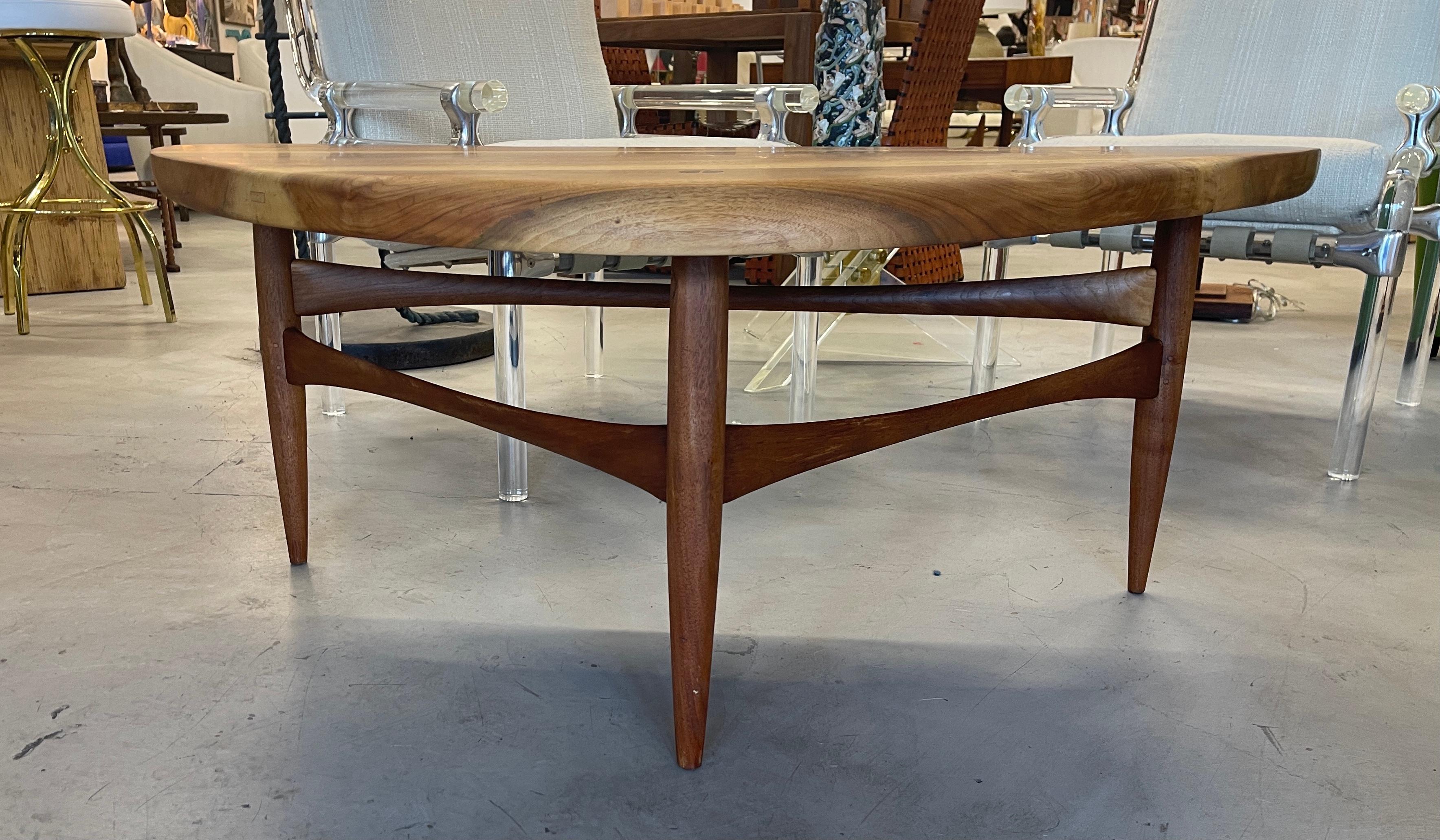 Superbe table à cocktail en bois exotique scandinave en forme de manche de guitare. Magnifiquement fabriqué avec des détails en tenon et mortaise et des pieds goupillés. Je ne suis pas sûr de la nature du bois, mais c'est une couleur magnifique.