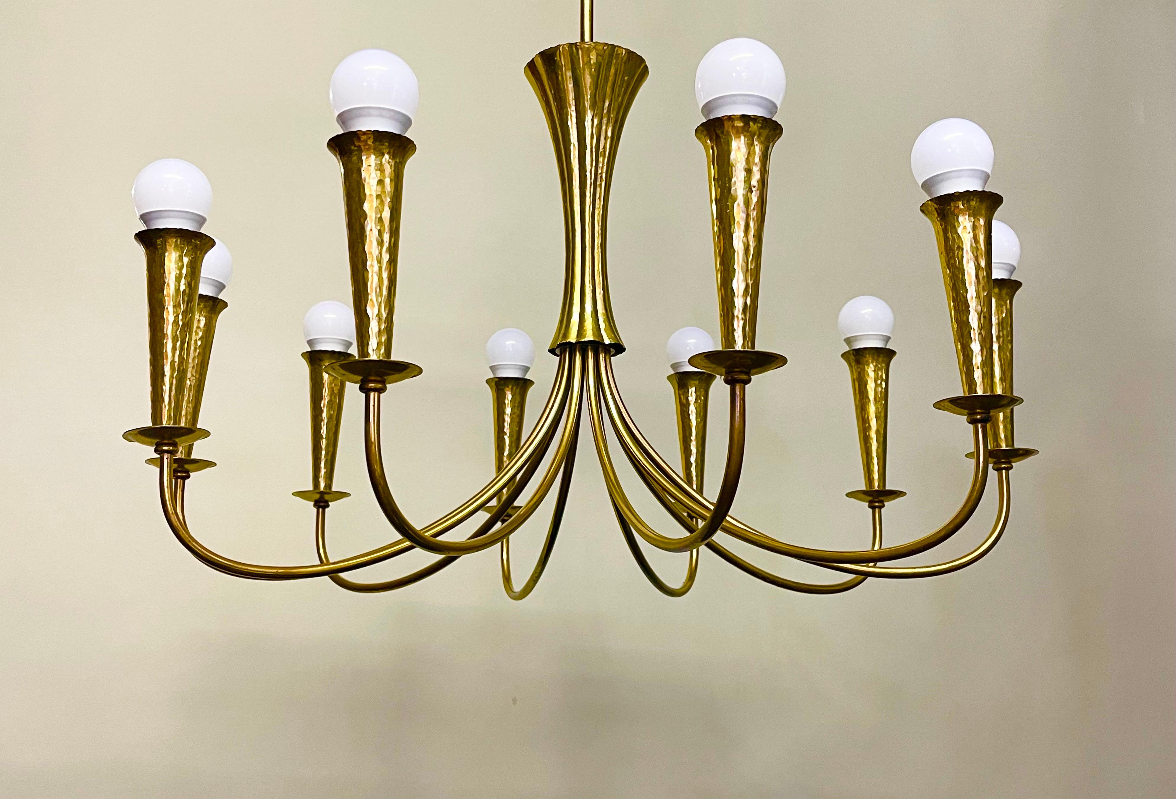 Sconosciuto Lampadario scandinavo di metà secolo in ottone martellato, anni '50 circa in vendita