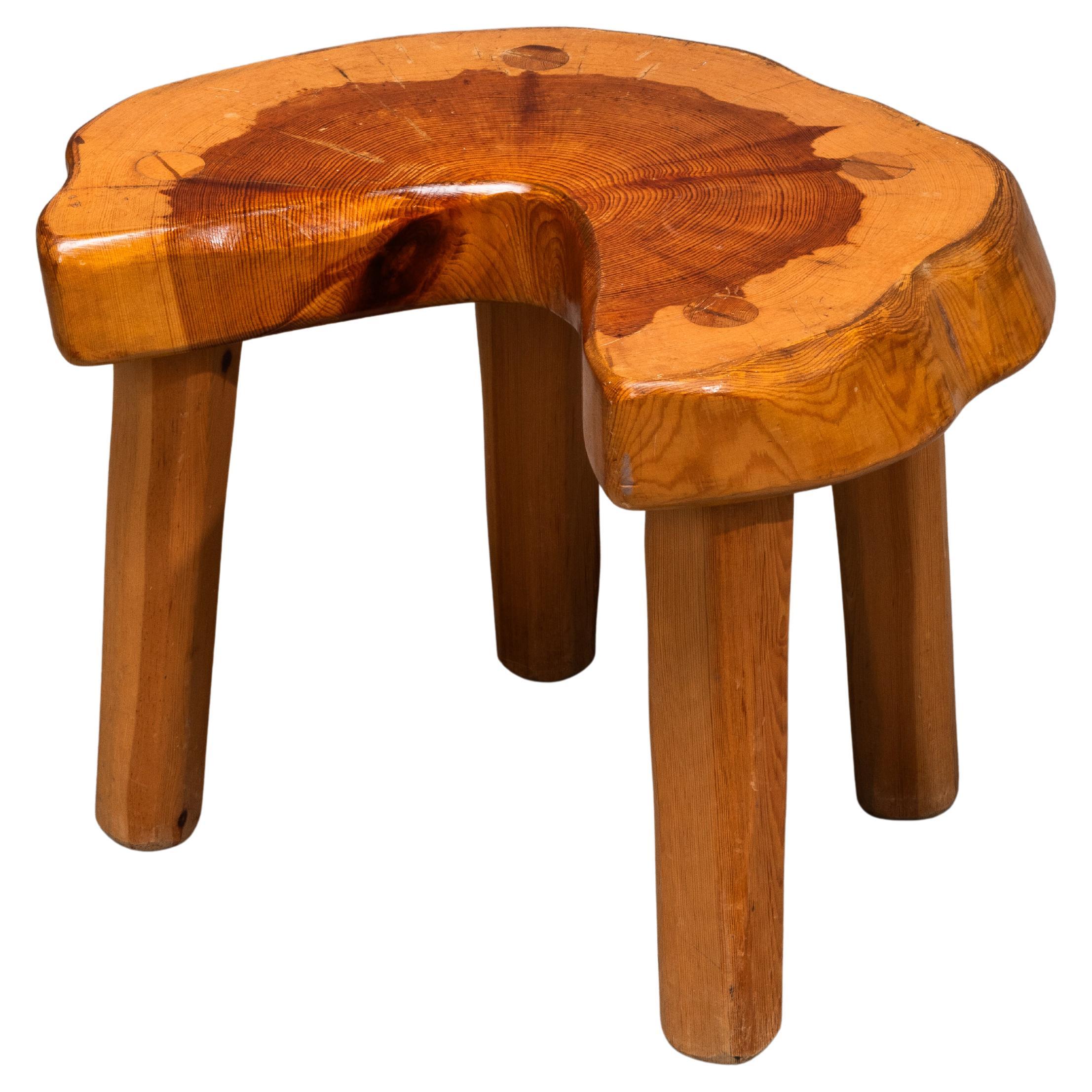 Tabouret scandinave du milieu du siècle en bois de pin sculpté à la main