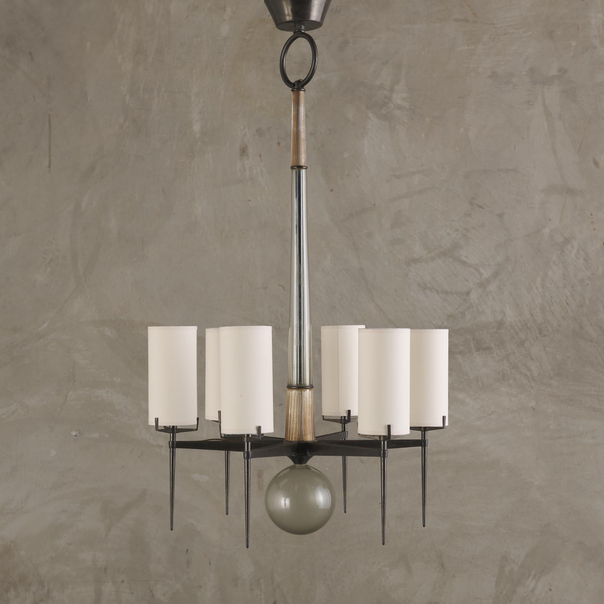 Un design moderno e raffinato per un atrio o una sala da pranzo intima.