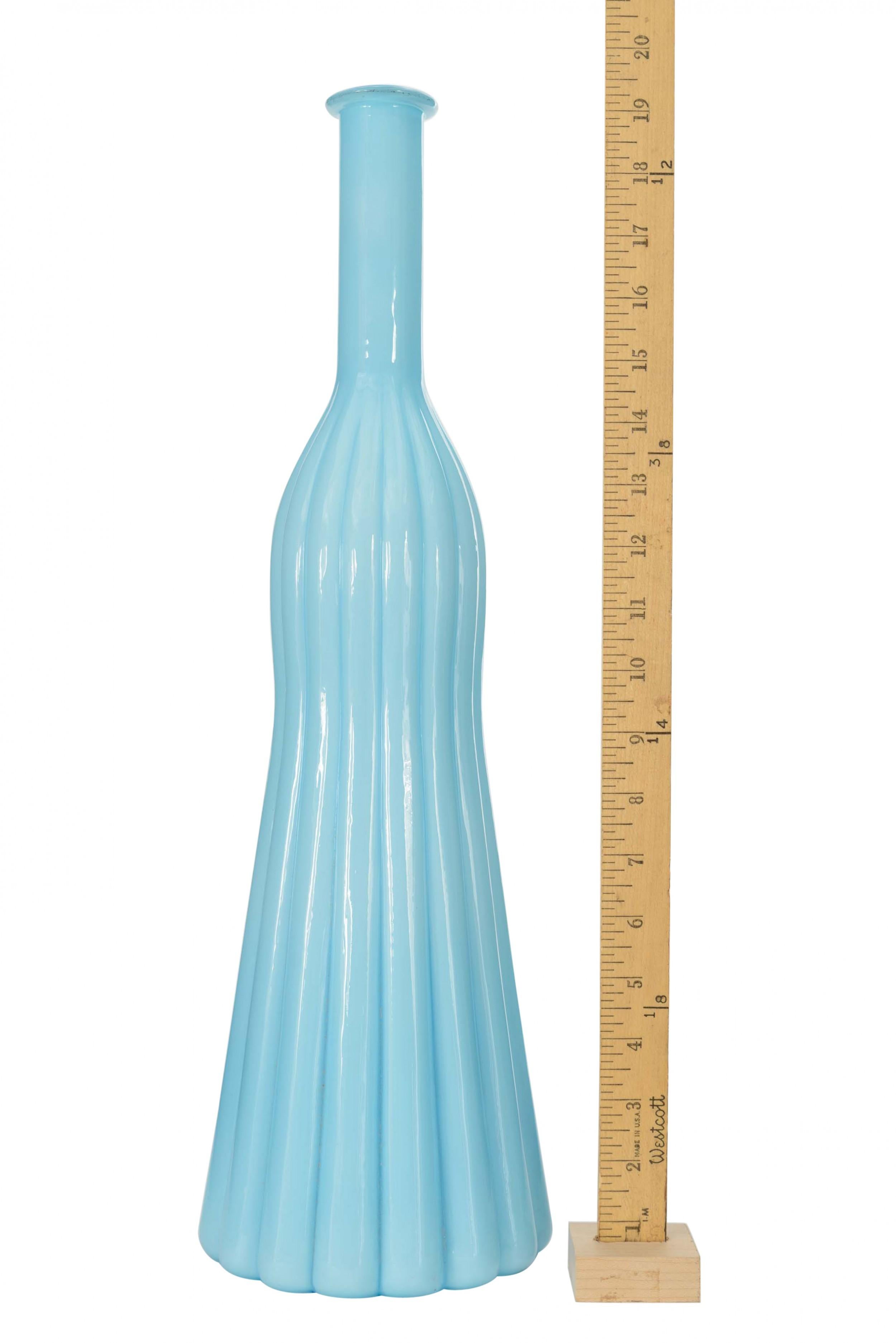 Vaso di boccioli in vetro scandinavo di metà secolo, alto e cilindrico, di forma affusolata e di colore blu chiaro, con un design scanalato e un collo bordato.