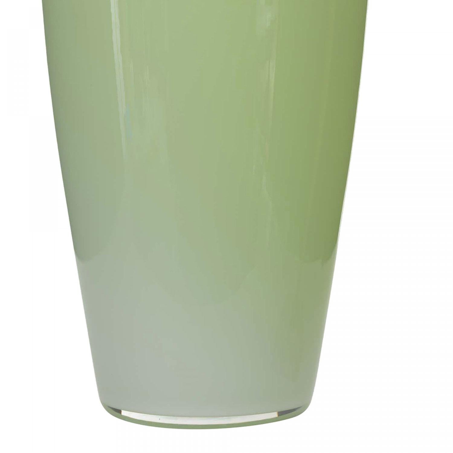 Scandinarvi un vaso in vetro di metà secolo alto e affusolato, di colore verde chiaro e bianco