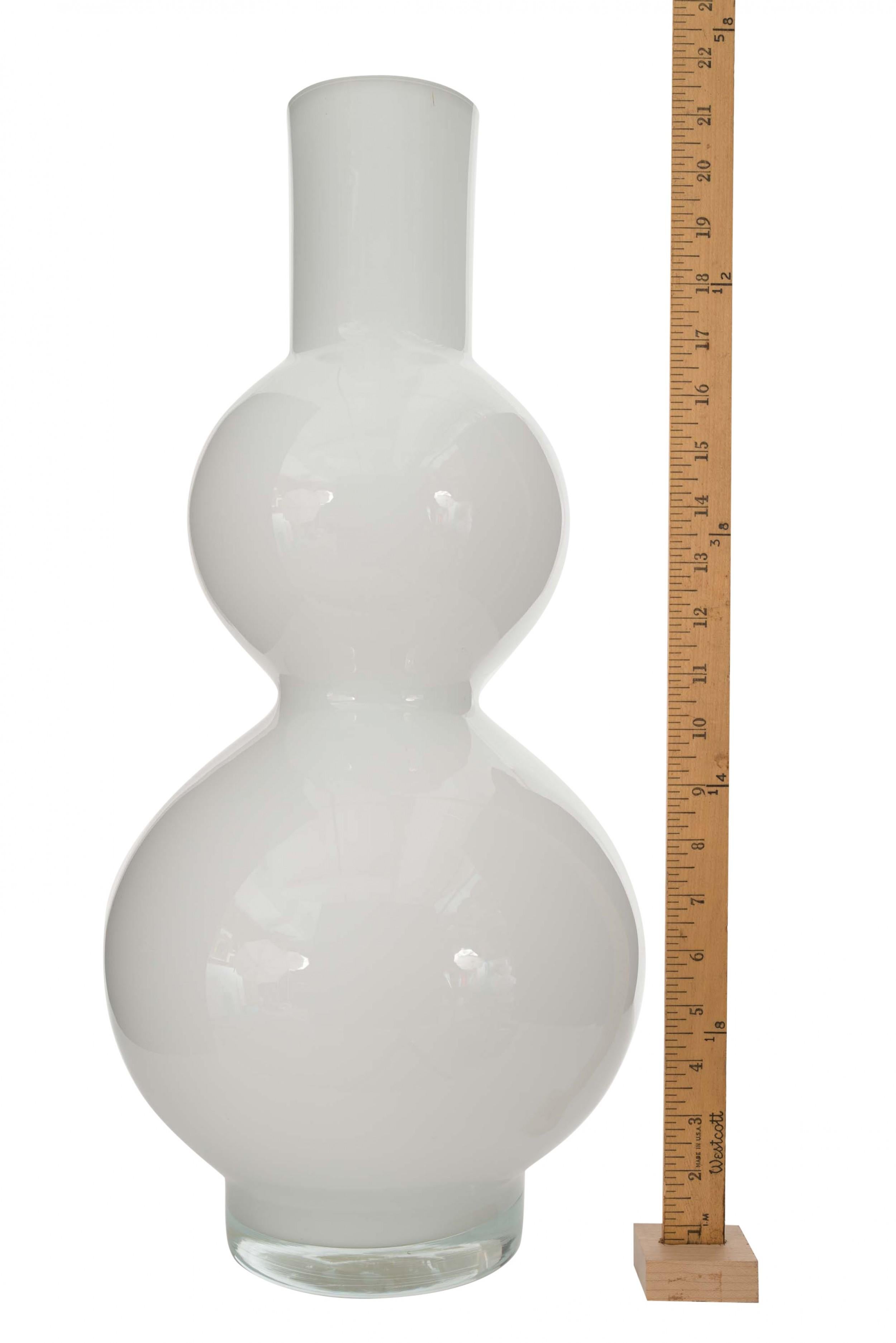 Vaso scandinavo di metà secolo in vetro bianco a forma di doppia zucca con collo cilindrico