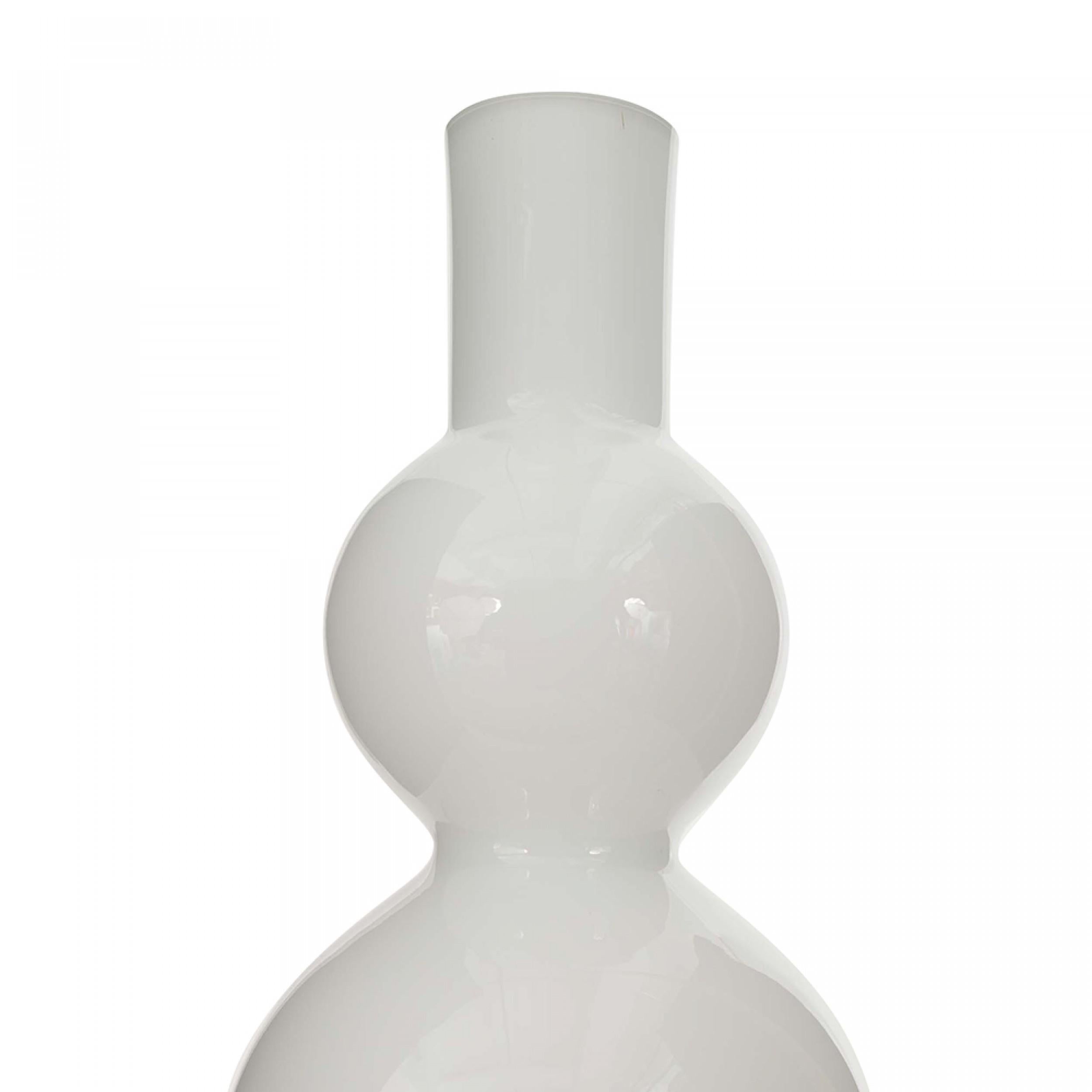 Mid-Century moderno Vaso scandinavo di metà secolo in vetro bianco a forma di lobo in vendita
