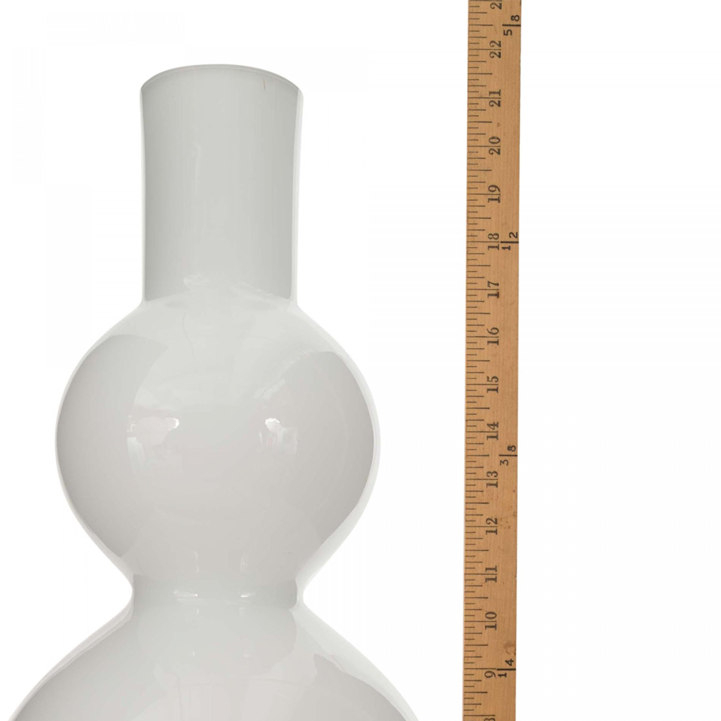 Scandinavo Vaso scandinavo di metà secolo in vetro bianco a forma di lobo in vendita