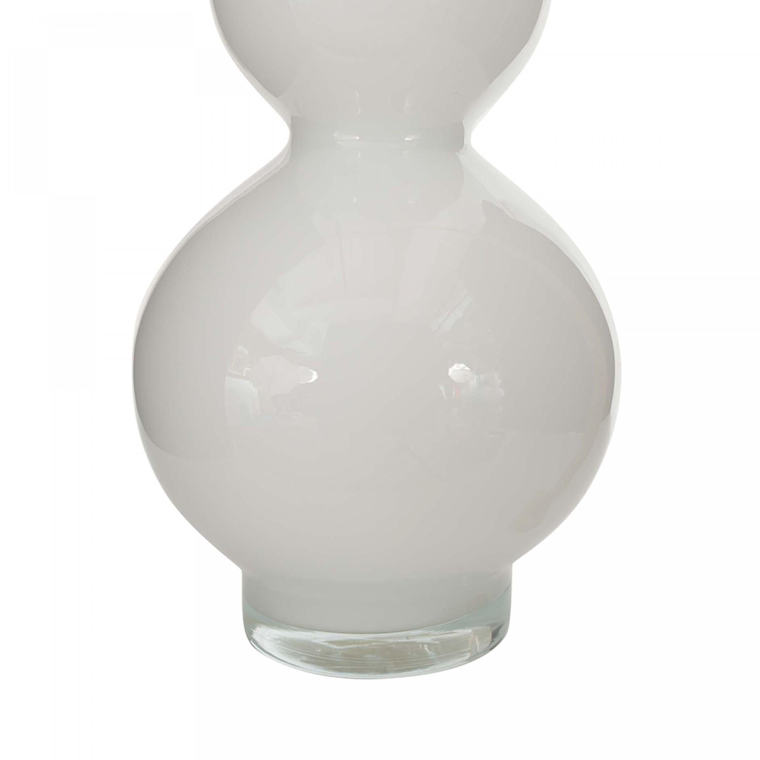 Fatto a mano Vaso scandinavo di metà secolo in vetro bianco a forma di lobo in vendita
