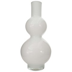 Vase scandinave mi-siècle en verre blanc lobé