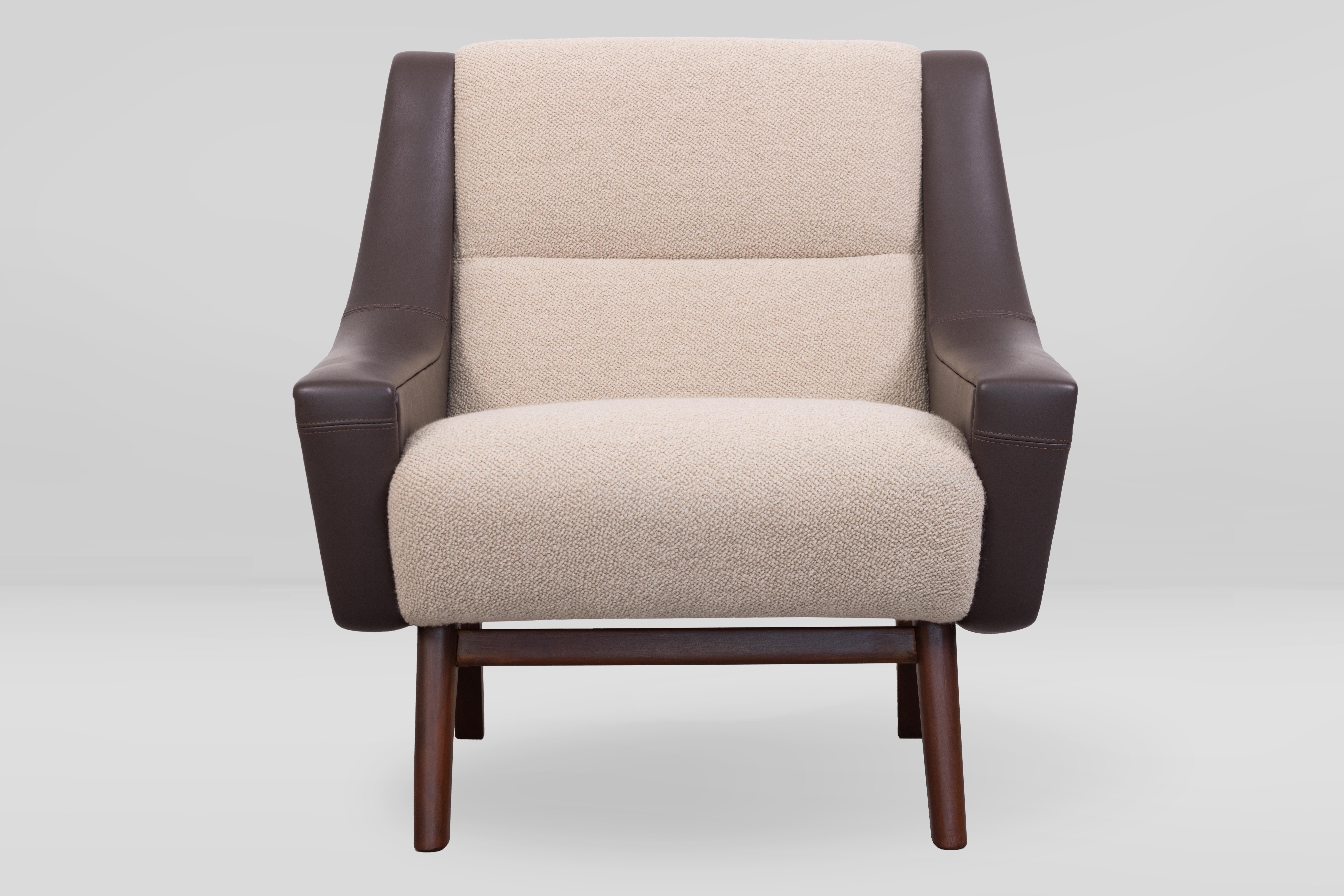 Mid-century lounge chair, Denmark 1960s, fully restored, legs in teak wood, new upholstered with the highest quality Italian leather and a light beige boucle’ by Larsen.