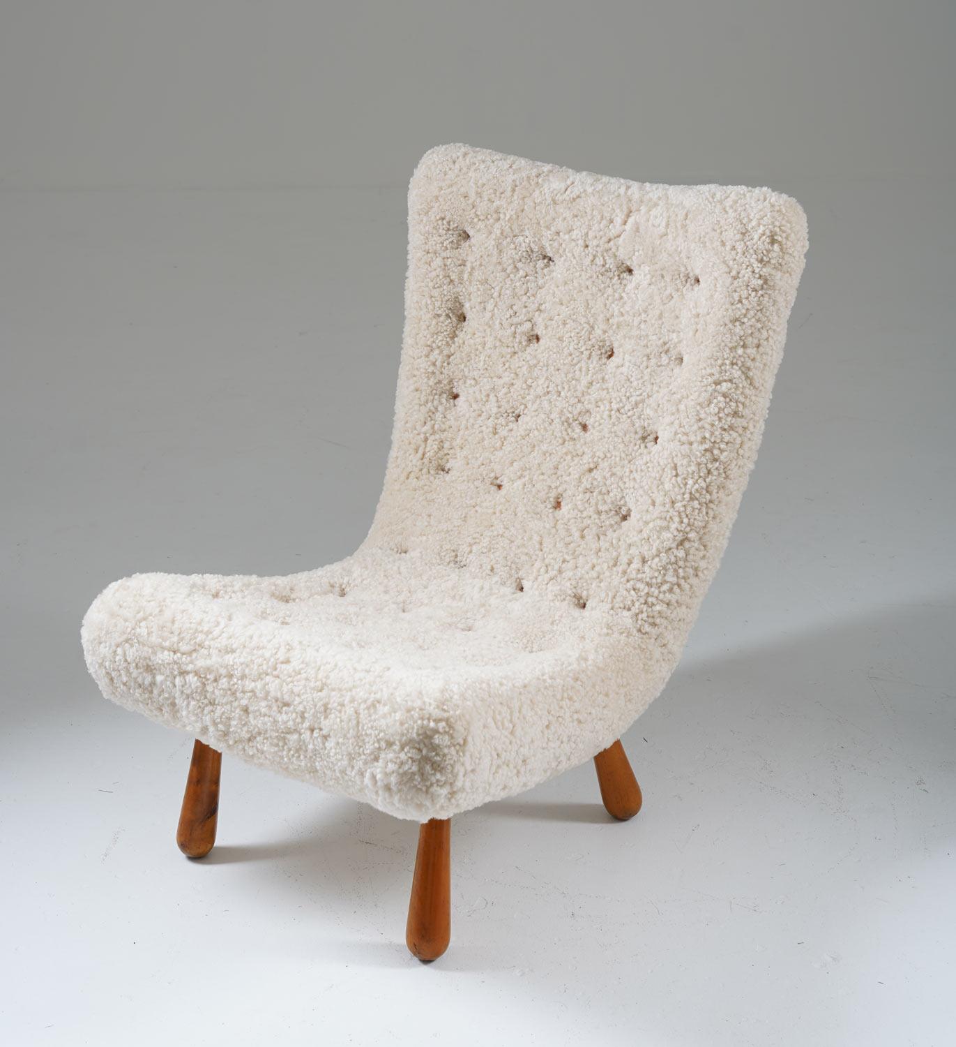 Rare version of the famous clam chair, upholstered in off-white sheepskin and leather buttons. This chair was most likely manufactured in Sweden, circa 1940. 

Condition: Very good condition, fully restored and reupholstered.