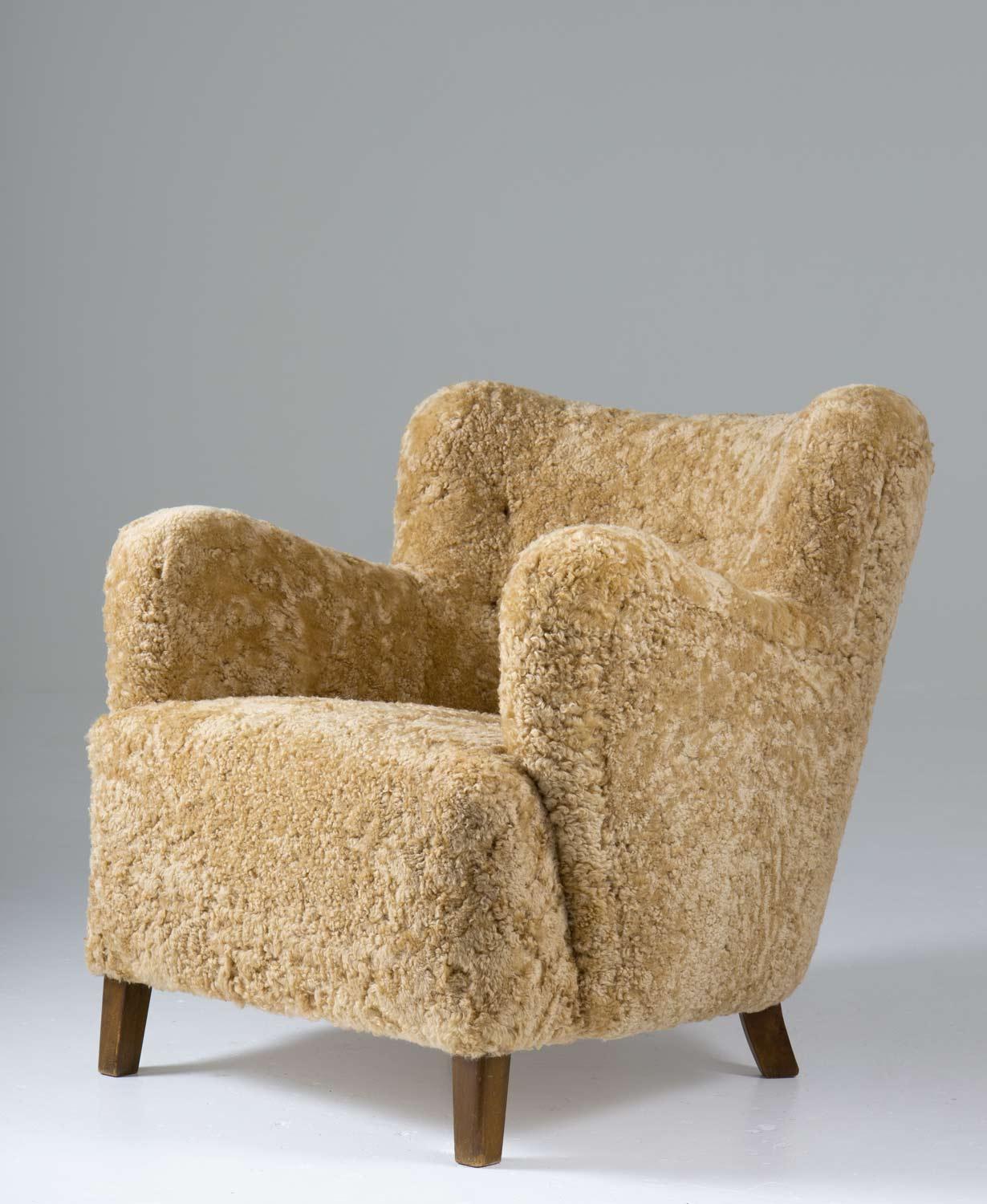 Scandinavian Modern Scandinavian Mid Century Lounge Chair in Sheepskin