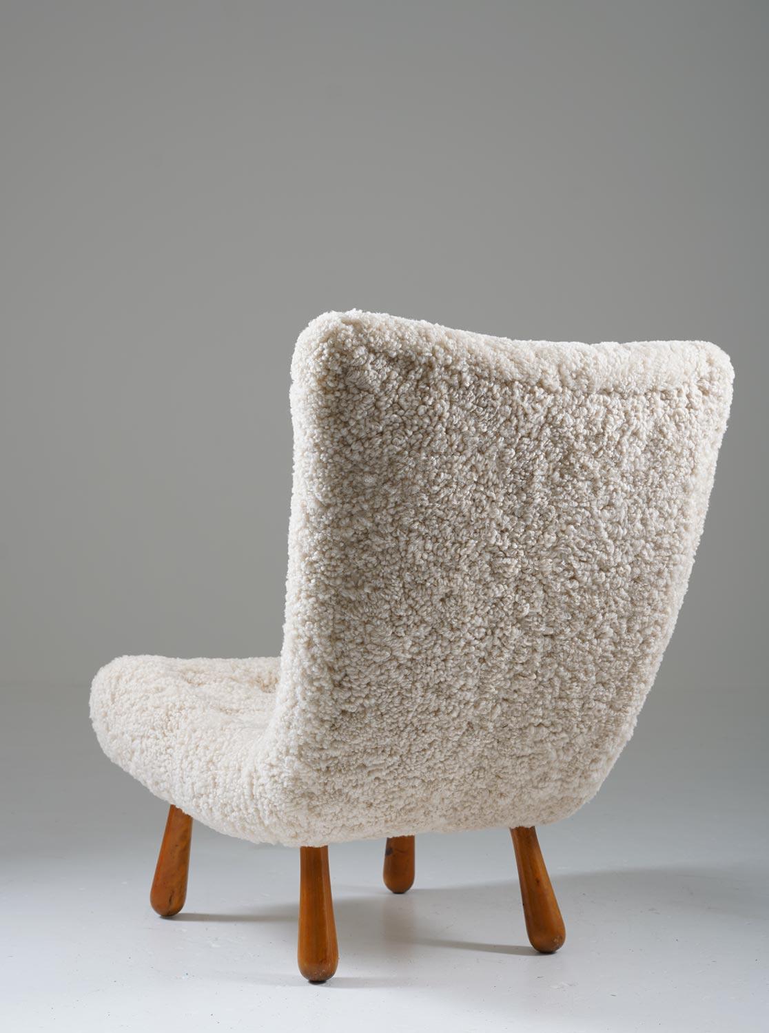Scandinavian Mid Century Lounge Chair in Sheepskin In Good Condition For Sale In Karlstad, SE