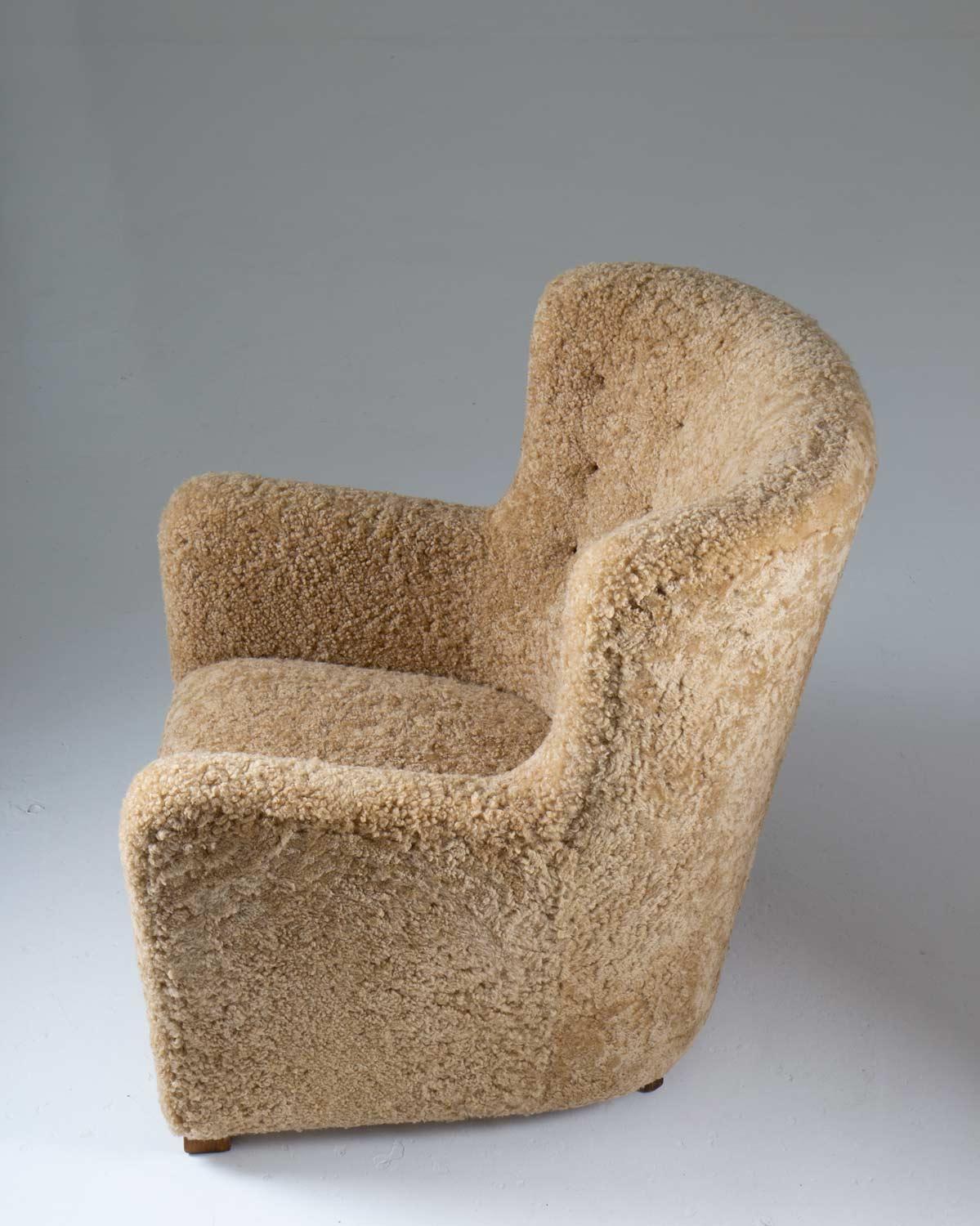 Scandinavian Mid Century Lounge Chair in Sheepskin In Good Condition For Sale In Karlstad, SE