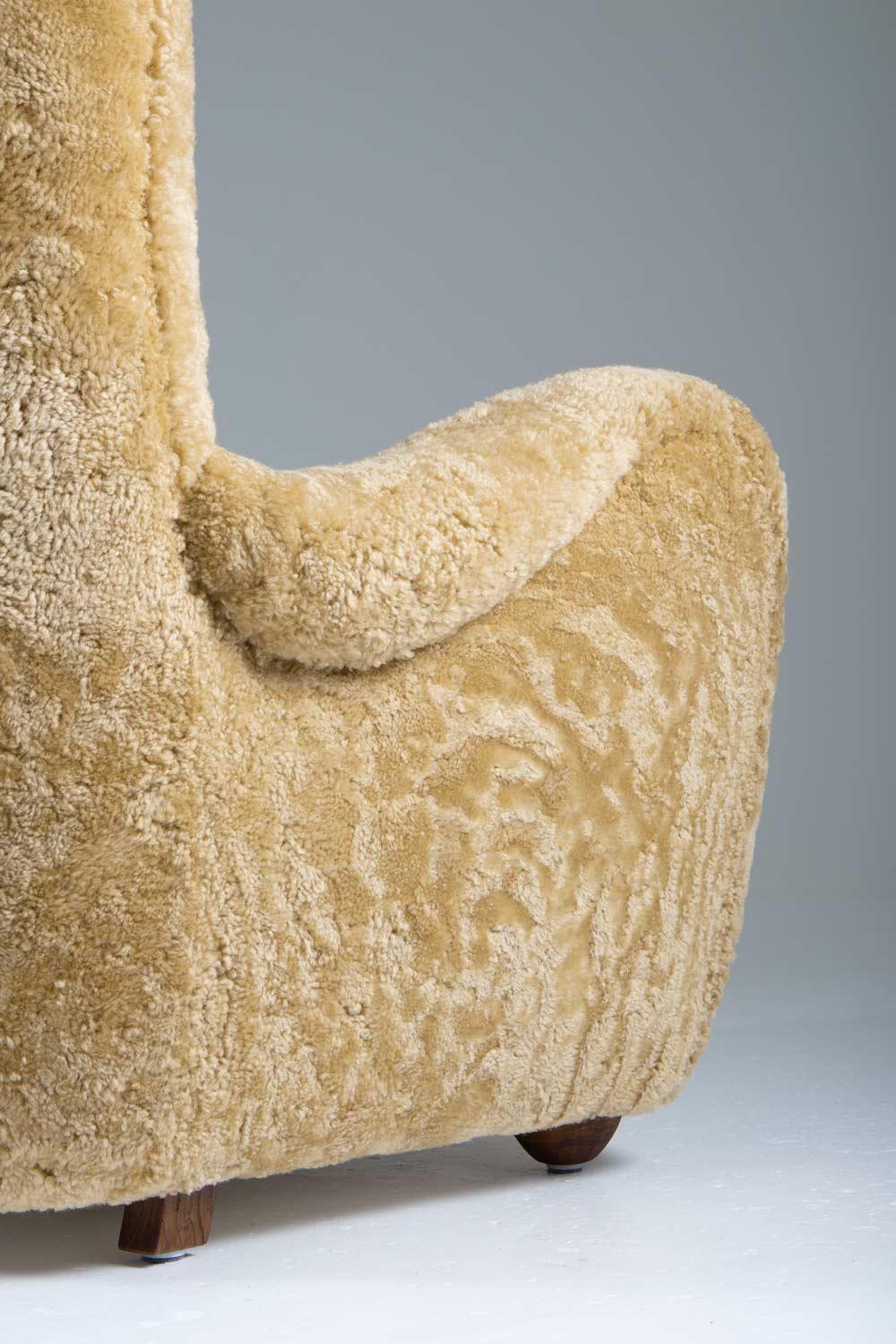 Skandinavischer Mid-Century-Sessel aus Schafsleder im Angebot 1