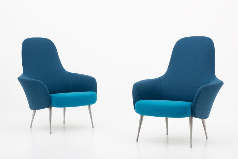 Rare Scandinavian midcentury easy chairs by Alf Svensson for DUX, 1960s.
These elegant organic shaped lounge chairs have been upholstered in high quality blue wool fabric, matching the brushed aluminium drumlegs perfectly.
 