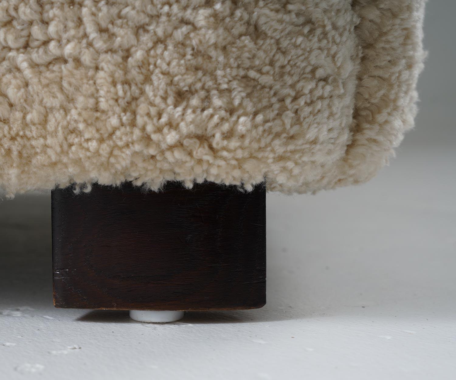 Sedie da salotto scandinave del Medioevo in pelle di pecora in vendita 3