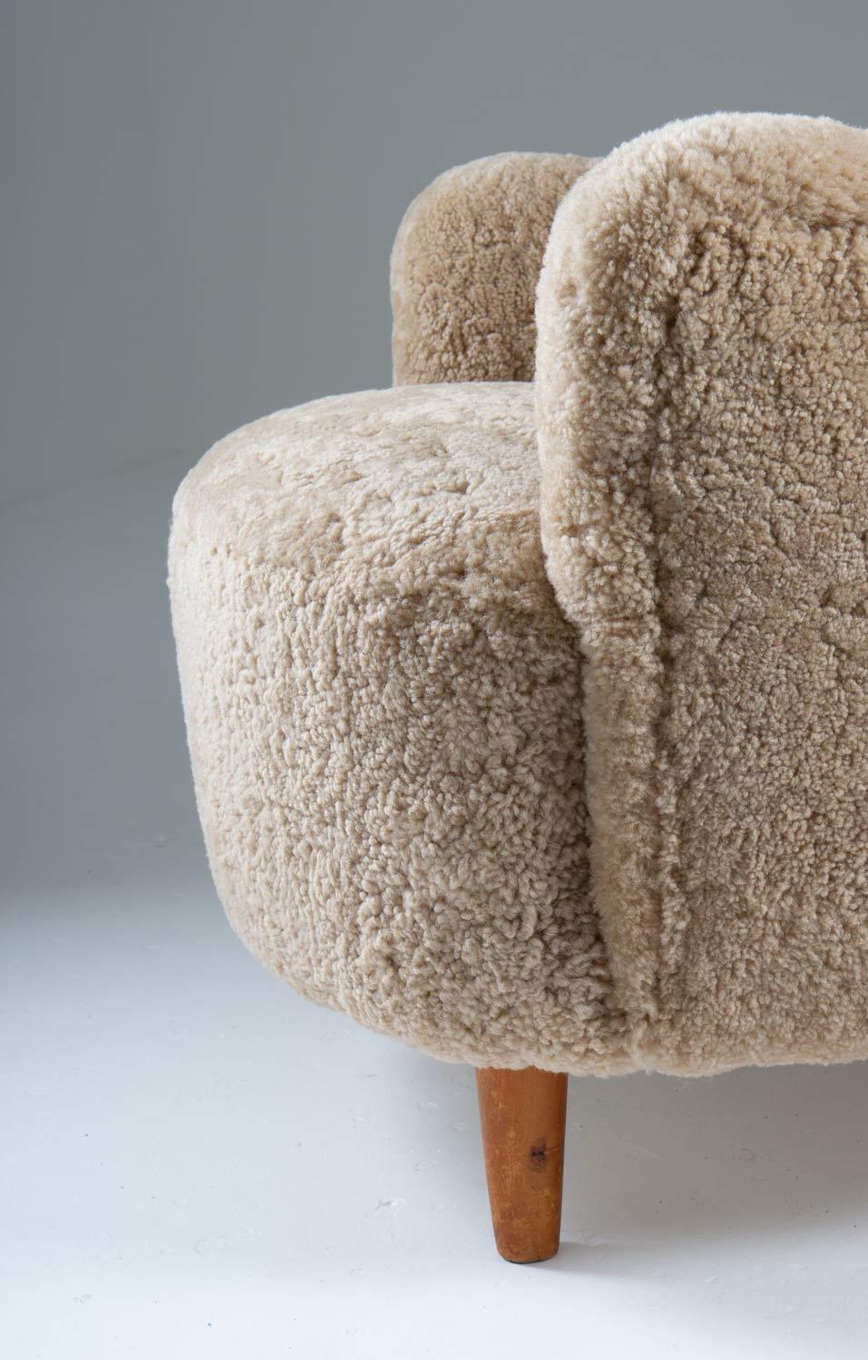 Skandinavische Mid-Century-Lounge-Stühle aus Schafsleder im Angebot 2