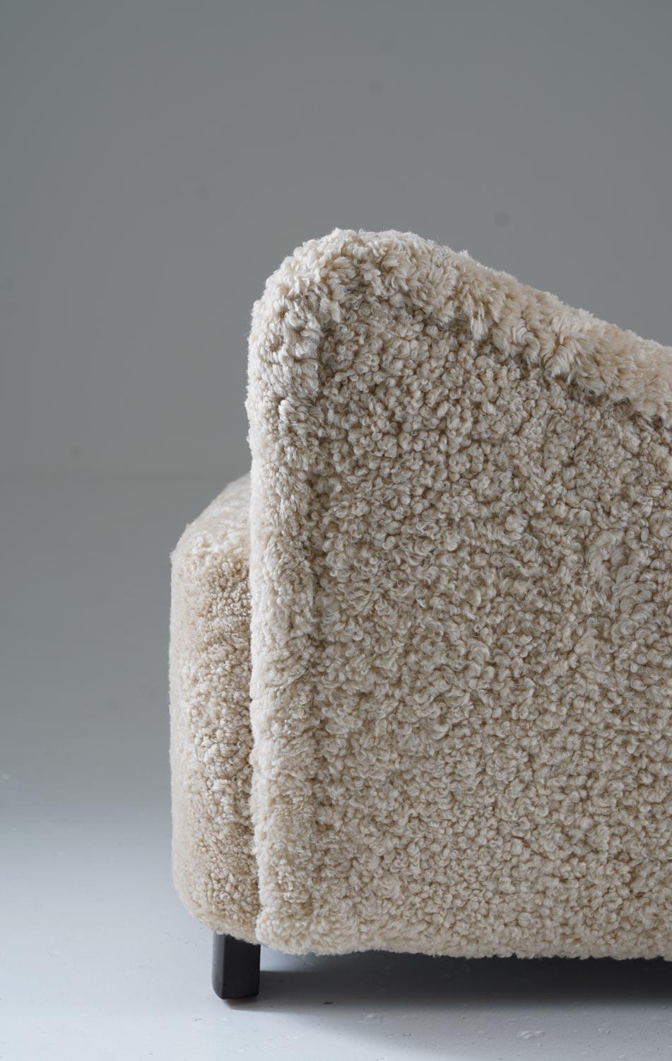 Sedie da salotto scandinave del Medioevo in pelle di pecora in vendita 2
