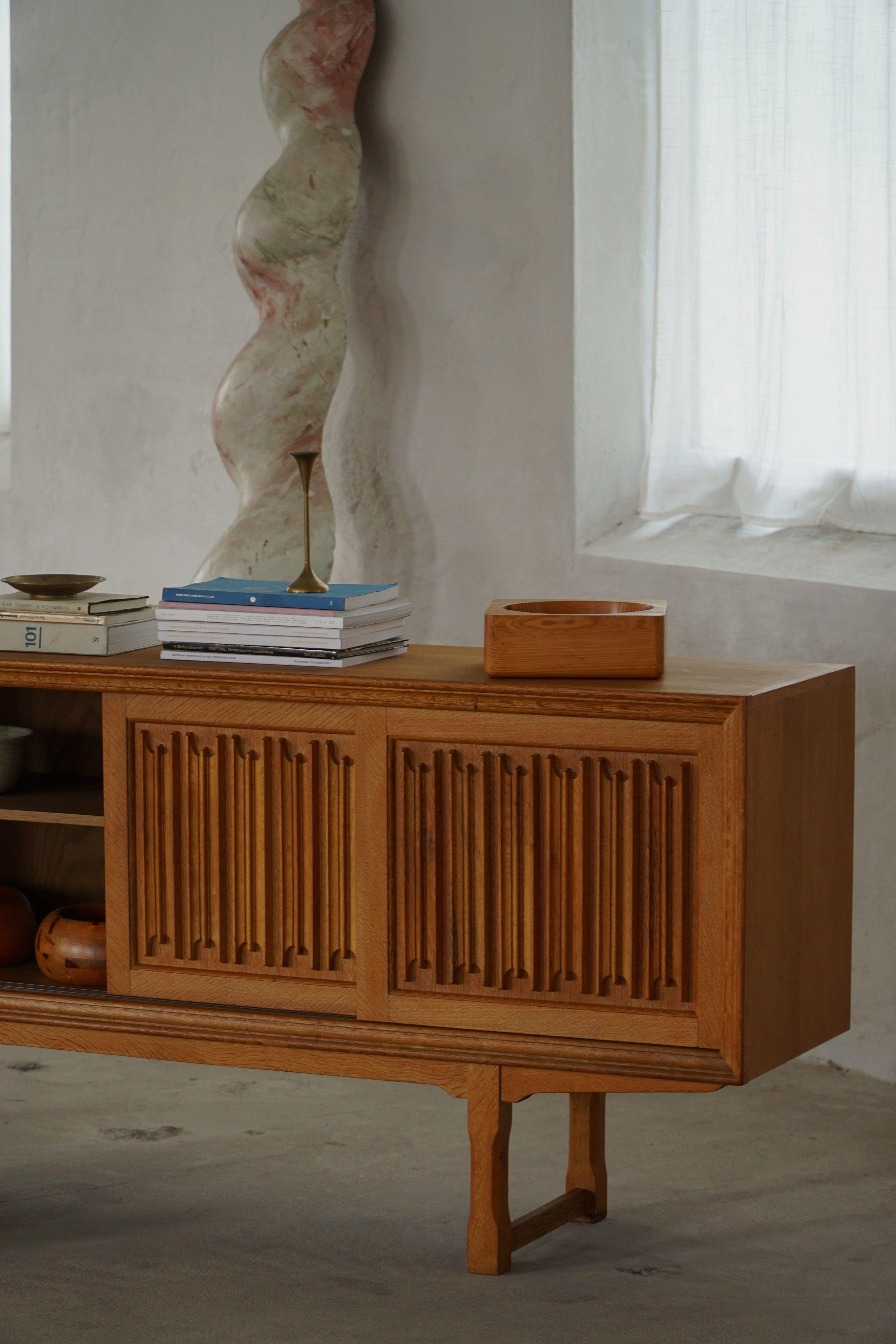 Credenza bassa scandinava di metà secolo in Oak di un ebanista danese, anni '60 in vendita 3