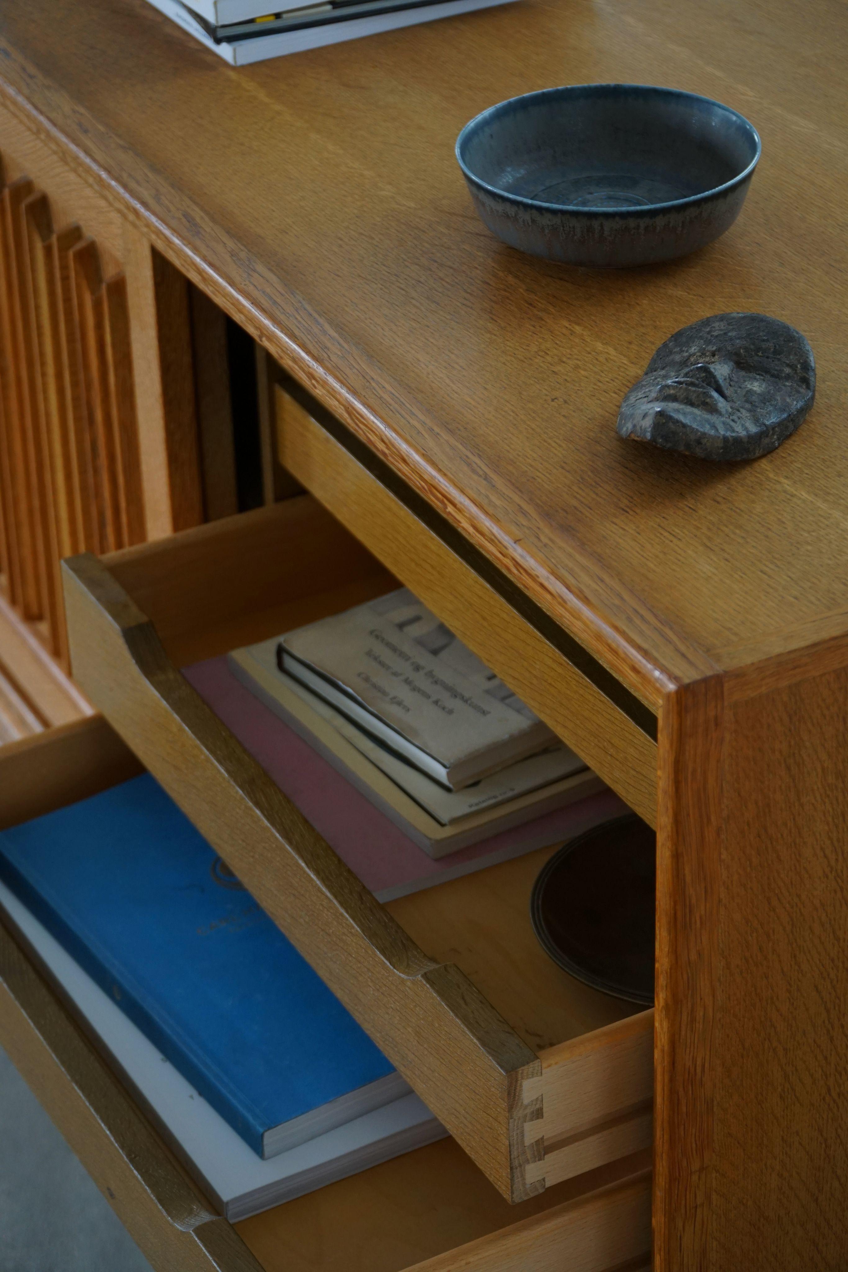 Credenza bassa scandinava di metà secolo in Oak di un ebanista danese, anni '60 in vendita 4