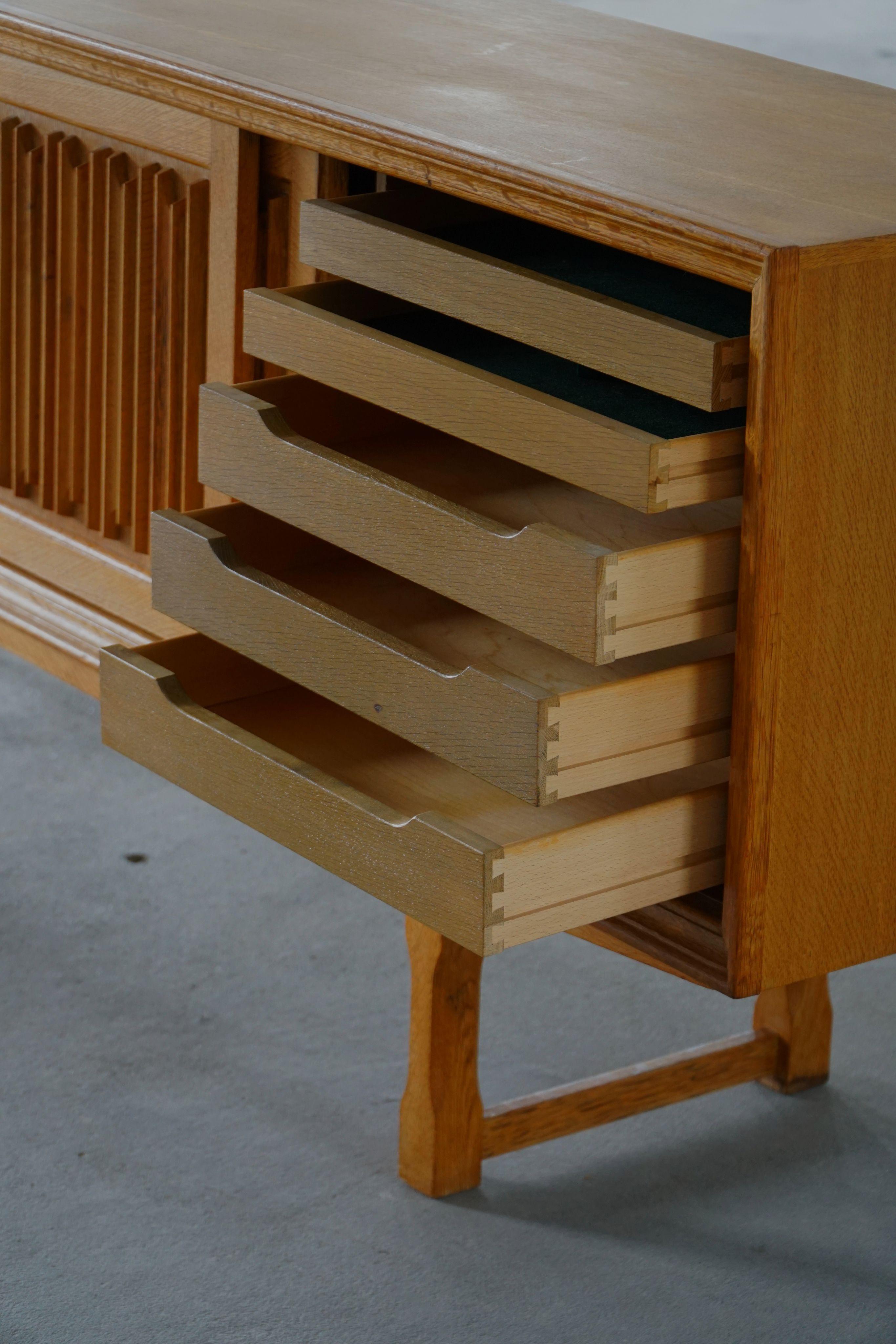 Credenza bassa scandinava di metà secolo in Oak di un ebanista danese, anni '60 in vendita 9