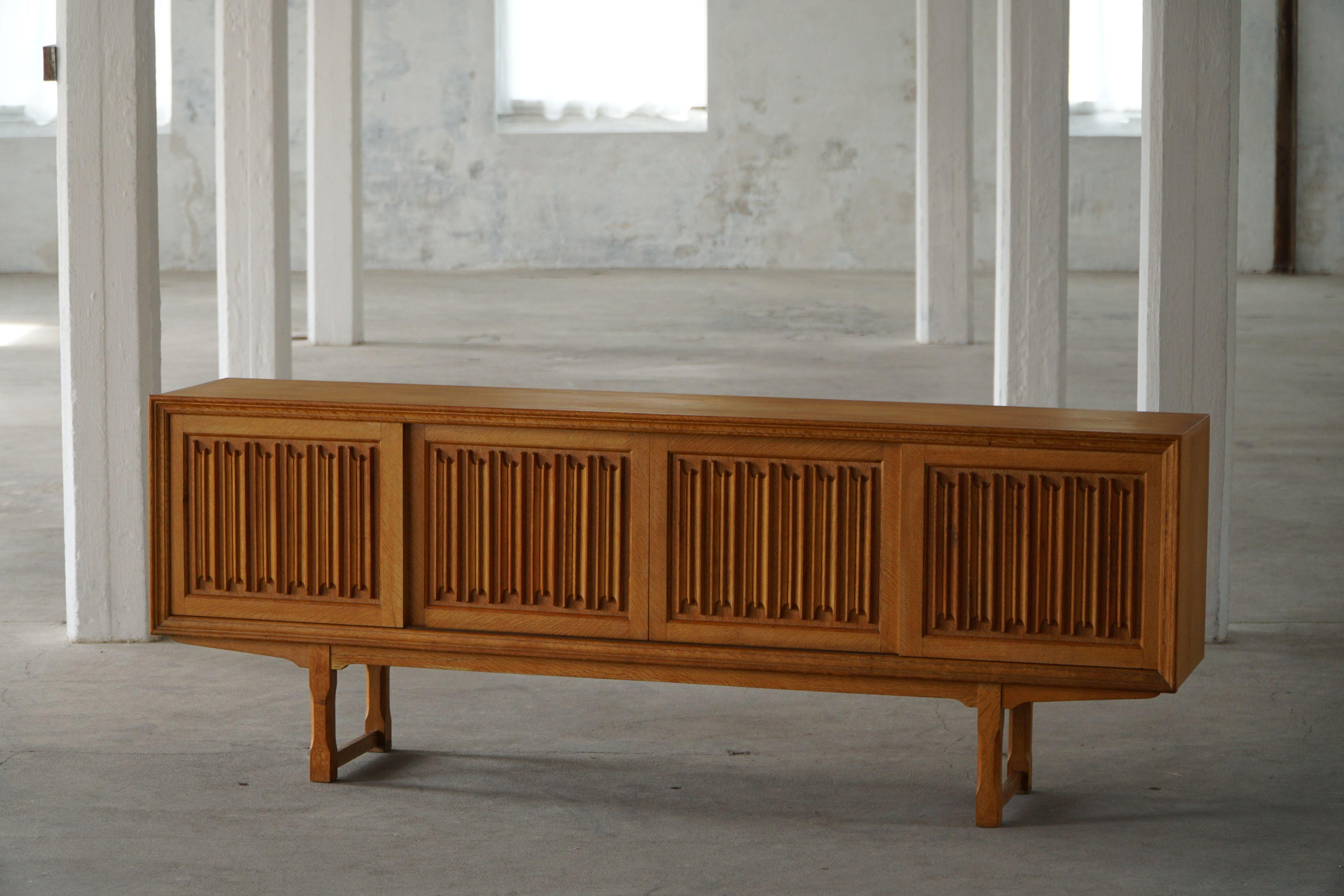 Scandinavo moderno Credenza bassa scandinava di metà secolo in Oak di un ebanista danese, anni '60 in vendita