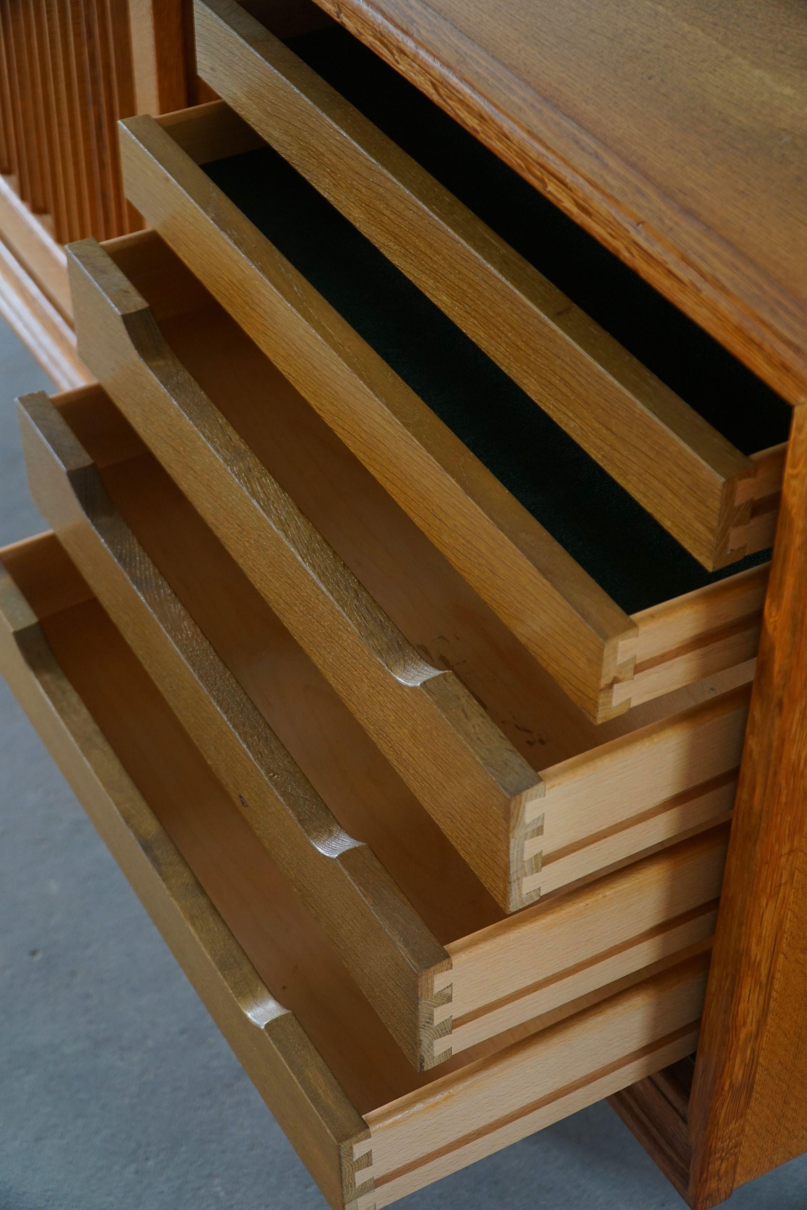 Credenza bassa scandinava di metà secolo in Oak di un ebanista danese, anni '60 In condizioni buone in vendita a Odense, DK