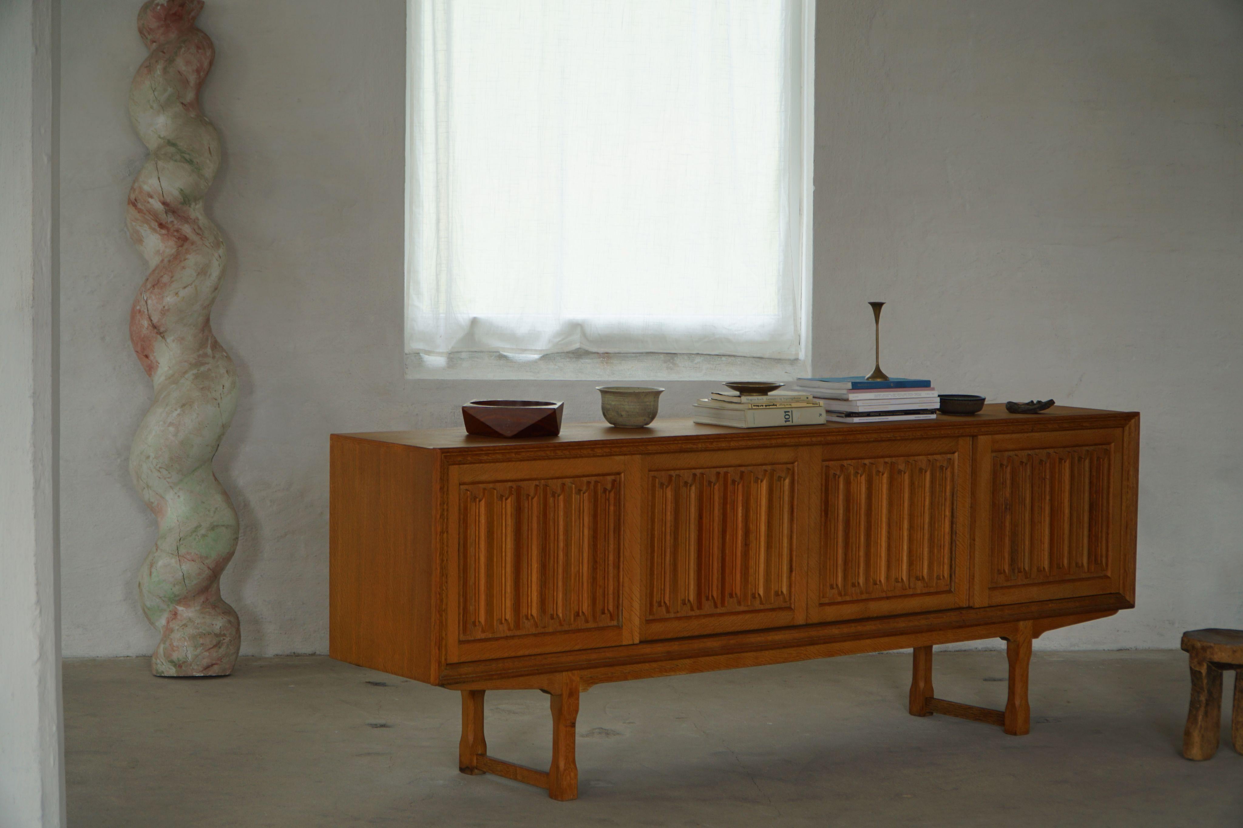 XX secolo Credenza bassa scandinava di metà secolo in Oak di un ebanista danese, anni '60 in vendita