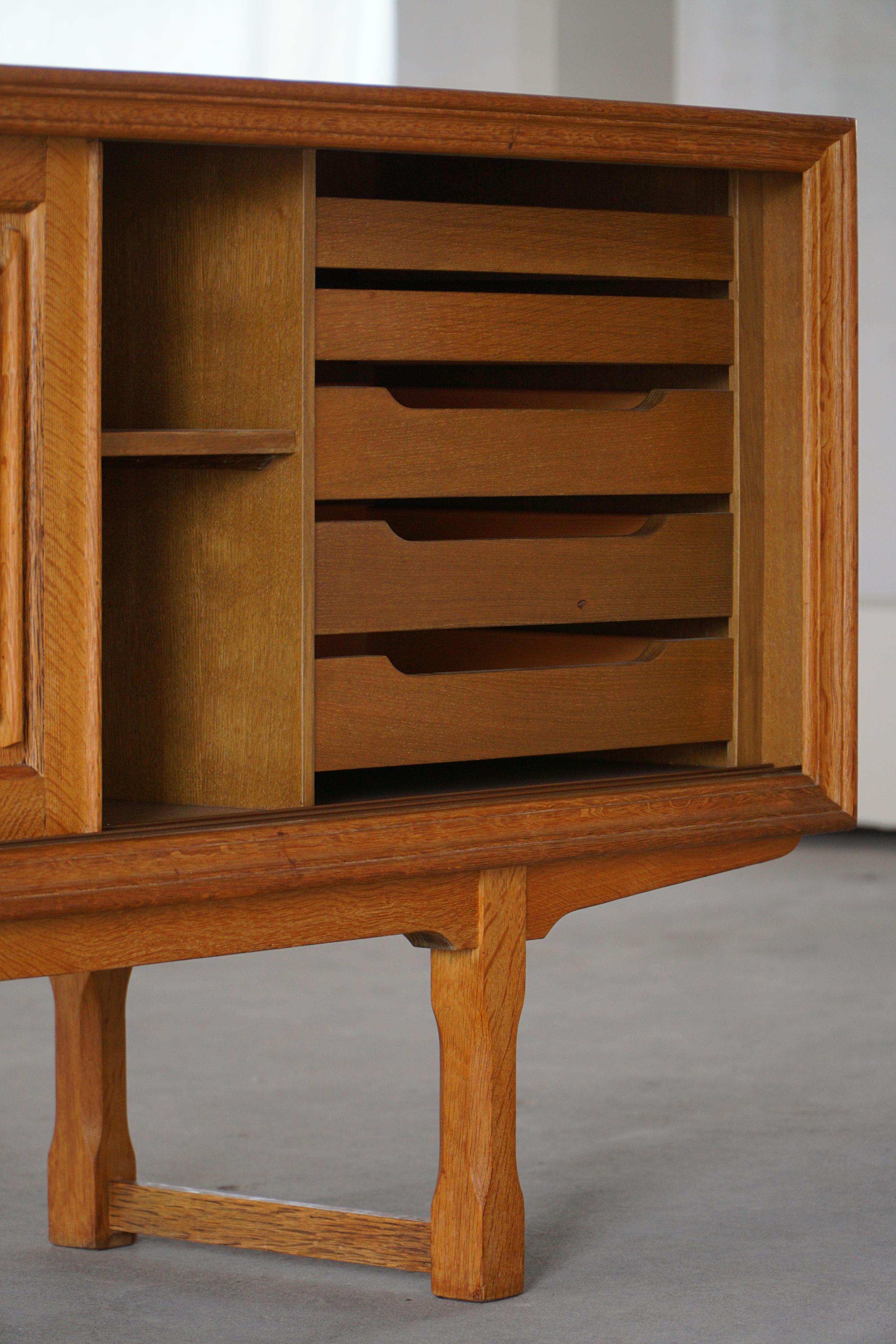 Credenza bassa scandinava di metà secolo in Oak di un ebanista danese, anni '60 in vendita 2