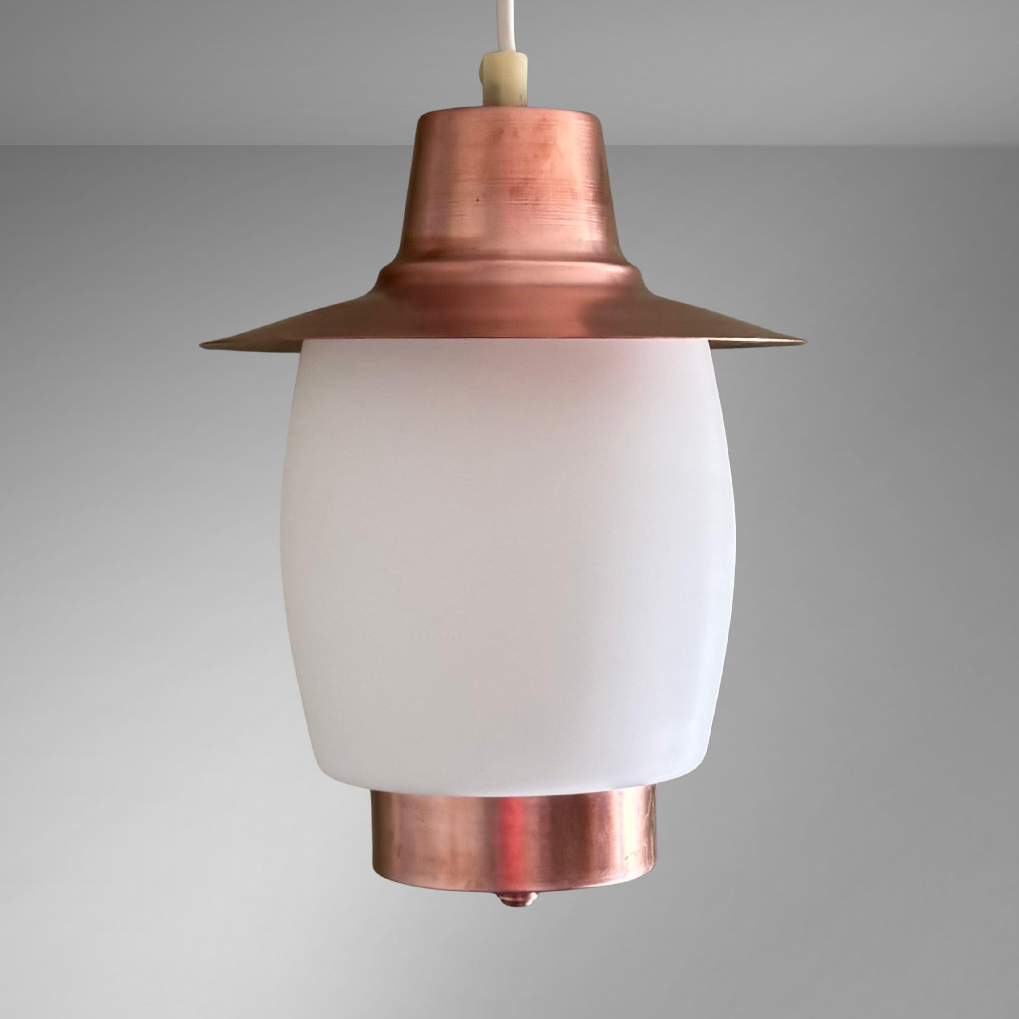 Scandinavian mid century minimalist pendant lamp, copper & glass, Sweden, 1950s In Good Condition For Sale In Forserum, SE