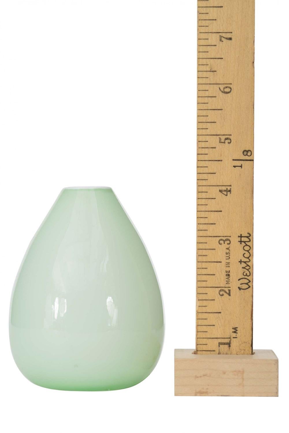 Vaso di gemme in vetro a forma di cofanetto ovoidale di colore verde menta della Scandinavia di metà secolo