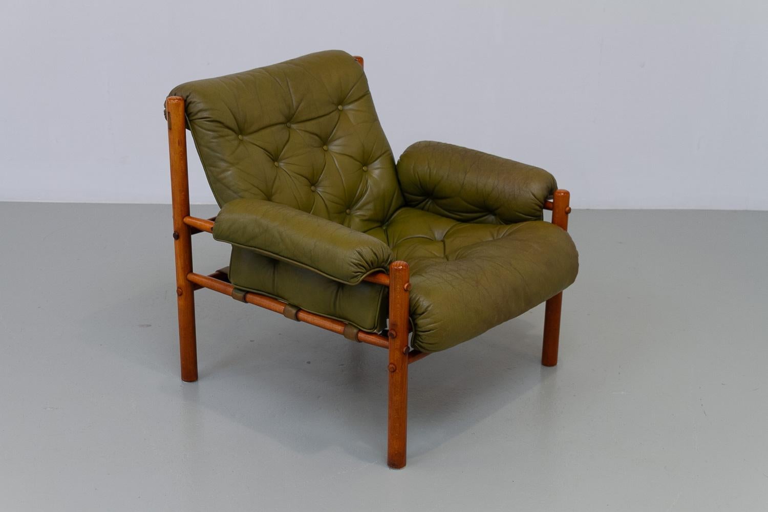 Sillón escandinavo moderno de mediados de siglo Arne Norell, Suecia Años 70.

Silla Safari de cuero verde, haya teñida y herrajes de latón modelo 
