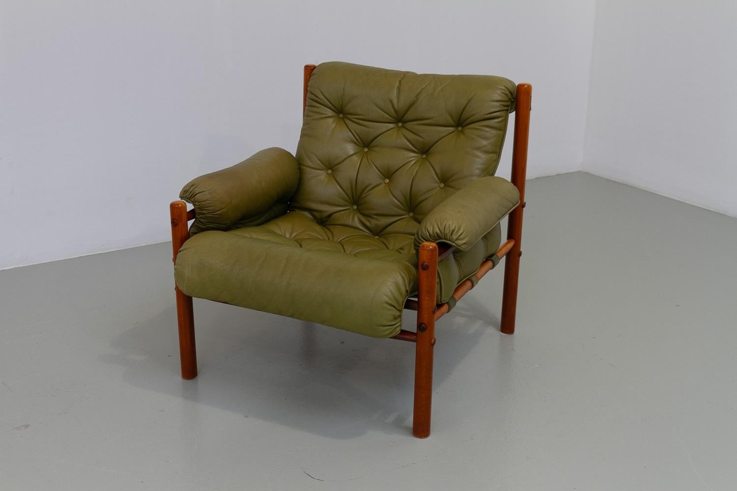 Sillón escandinavo moderno de mediados de siglo Arne Norell, Suecia Años 70.

Silla Safari de cuero verde, haya teñida y herrajes de latón modelo 